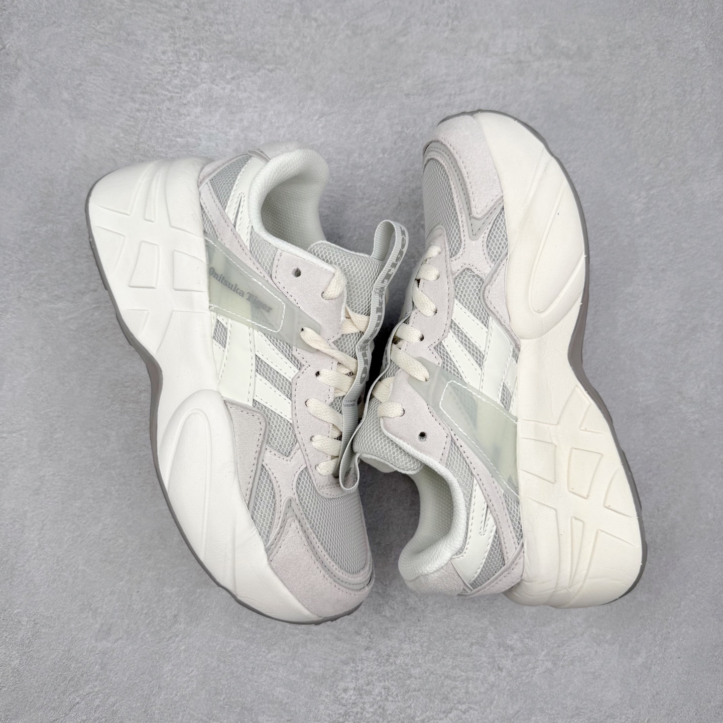 图片[3]-Onitsuka Tiger SP-1 鬼塚虎织物牛剖层革合成革厚底百搭减震耐磨低帮生活休闲鞋 鬼塚虎从运动中汲取灵感，并致力于打造融合舒适感受与创新设计的时尚品牌。品牌的设计风格既体现了对传统的致敬，同时也表达了对精致风格和现代创意的推崇。我们提供独具个性的全系列产品，打造从头到脚的整体穿搭。每件产品皆以精湛工艺匠心打造，细节考究，品质出众。尺码：36 37 37.5 38 39 39.5 40.5 41.5 42 42.5 43.5 44 45-选品中心