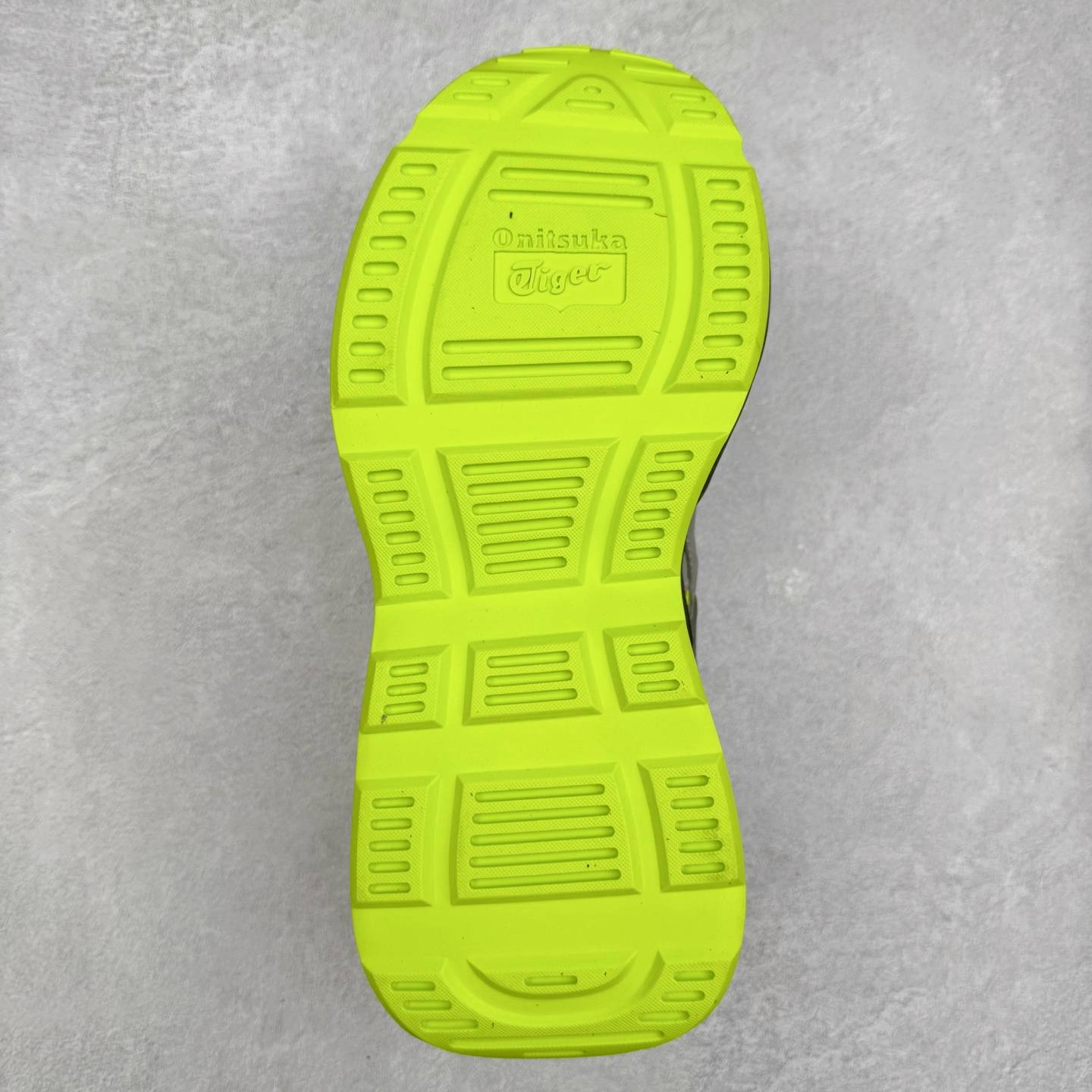 图片[9]-Onitsuka Tiger SP-1 鬼塚虎织物牛剖层革合成革厚底百搭减震耐磨低帮生活休闲鞋 鬼塚虎从运动中汲取灵感，并致力于打造融合舒适感受与创新设计的时尚品牌。品牌的设计风格既体现了对传统的致敬，同时也表达了对精致风格和现代创意的推崇。我们提供独具个性的全系列产品，打造从头到脚的整体穿搭。每件产品皆以精湛工艺匠心打造，细节考究，品质出众。尺码：36 37 37.5 38 39 39.5 40.5 41.5 42 42.5 43.5 44 45-选品中心