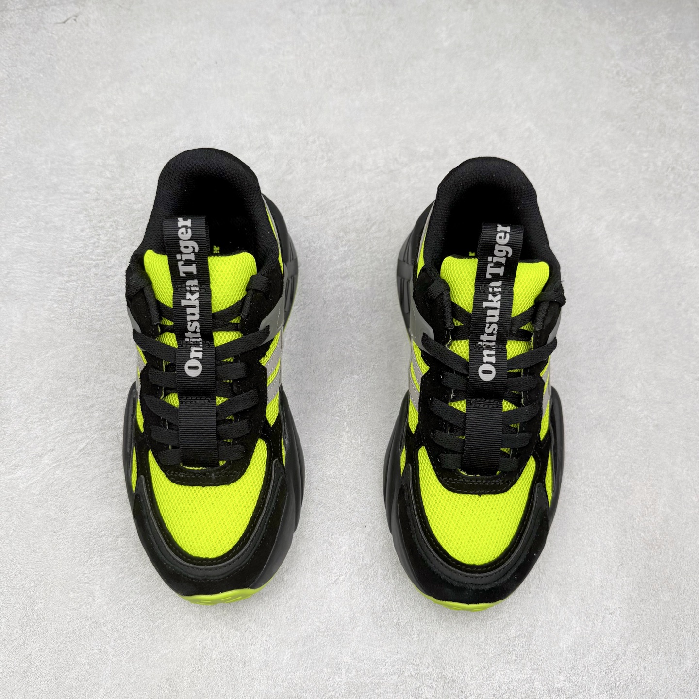 图片[2]-Onitsuka Tiger SP-1 鬼塚虎织物牛剖层革合成革厚底百搭减震耐磨低帮生活休闲鞋 鬼塚虎从运动中汲取灵感，并致力于打造融合舒适感受与创新设计的时尚品牌。品牌的设计风格既体现了对传统的致敬，同时也表达了对精致风格和现代创意的推崇。我们提供独具个性的全系列产品，打造从头到脚的整体穿搭。每件产品皆以精湛工艺匠心打造，细节考究，品质出众。尺码：36 37 37.5 38 39 39.5 40.5 41.5 42 42.5 43.5 44 45-选品中心