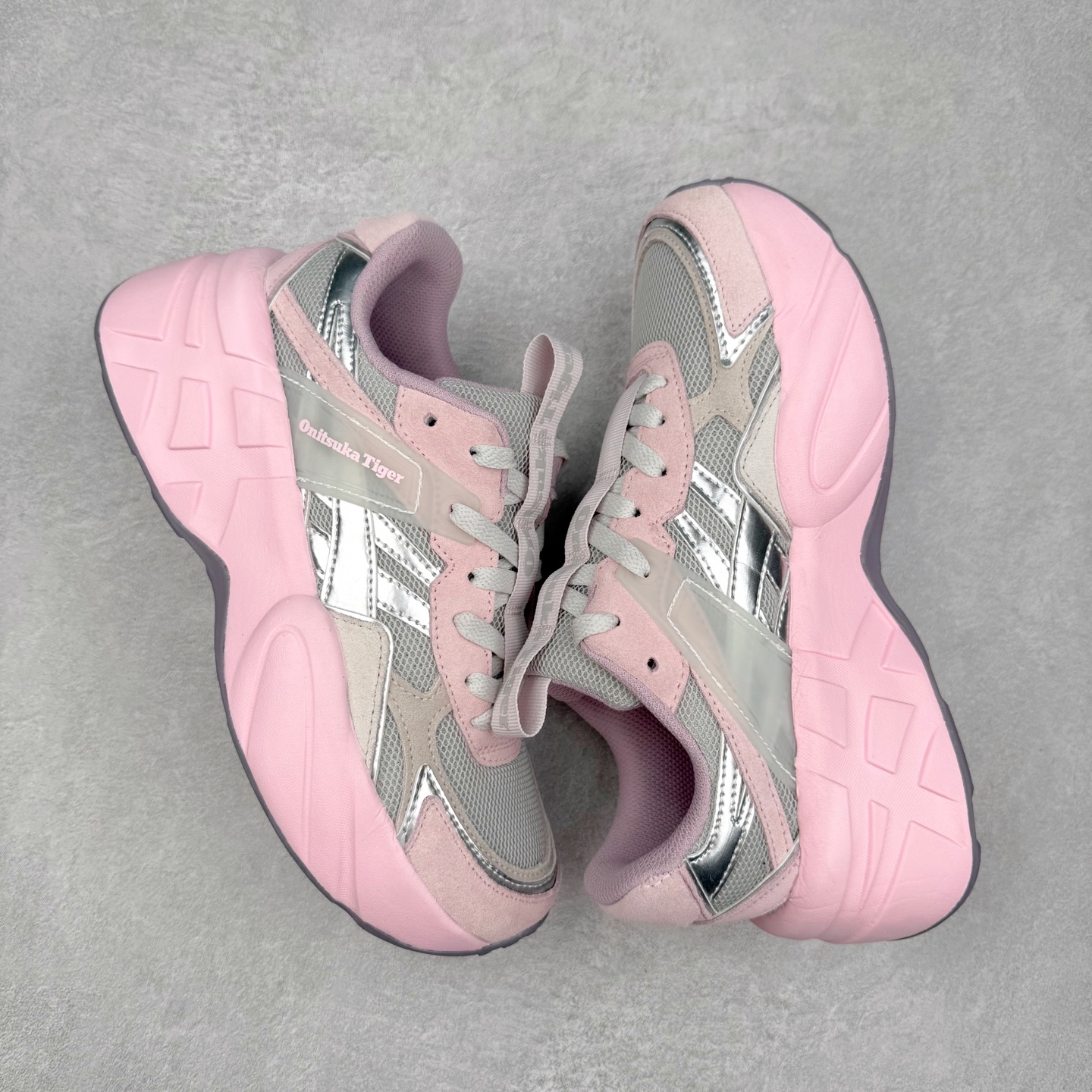 图片[3]-Onitsuka Tiger SP-1 鬼塚虎织物牛剖层革合成革厚底百搭减震耐磨低帮生活休闲鞋 鬼塚虎从运动中汲取灵感，并致力于打造融合舒适感受与创新设计的时尚品牌。品牌的设计风格既体现了对传统的致敬，同时也表达了对精致风格和现代创意的推崇。我们提供独具个性的全系列产品，打造从头到脚的整体穿搭。每件产品皆以精湛工艺匠心打造，细节考究，品质出众。尺码：36 37 37.5 38 39 39.5 40.5 41.5 42 42.5 43.5 44 45-选品中心