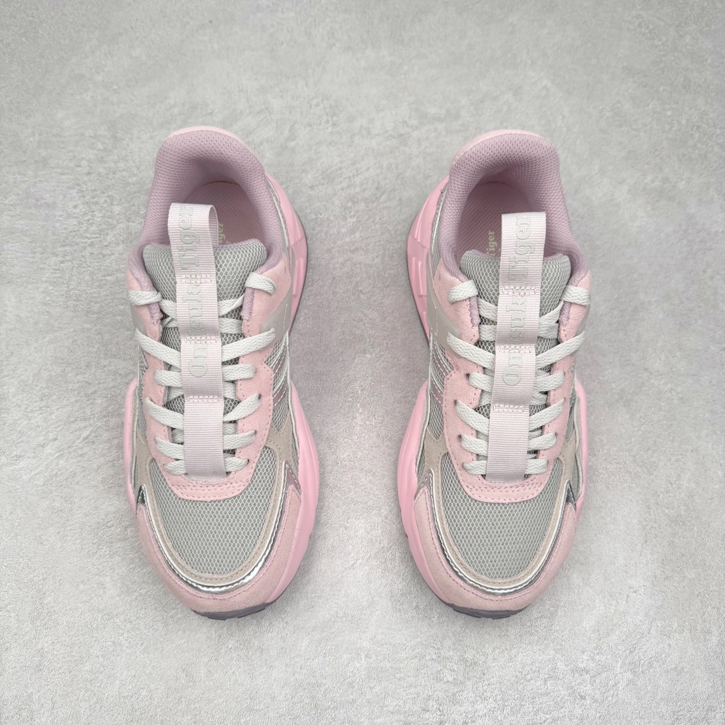 图片[2]-Onitsuka Tiger SP-1 鬼塚虎织物牛剖层革合成革厚底百搭减震耐磨低帮生活休闲鞋 鬼塚虎从运动中汲取灵感，并致力于打造融合舒适感受与创新设计的时尚品牌。品牌的设计风格既体现了对传统的致敬，同时也表达了对精致风格和现代创意的推崇。我们提供独具个性的全系列产品，打造从头到脚的整体穿搭。每件产品皆以精湛工艺匠心打造，细节考究，品质出众。尺码：36 37 37.5 38 39 39.5 40.5 41.5 42 42.5 43.5 44 45-选品中心