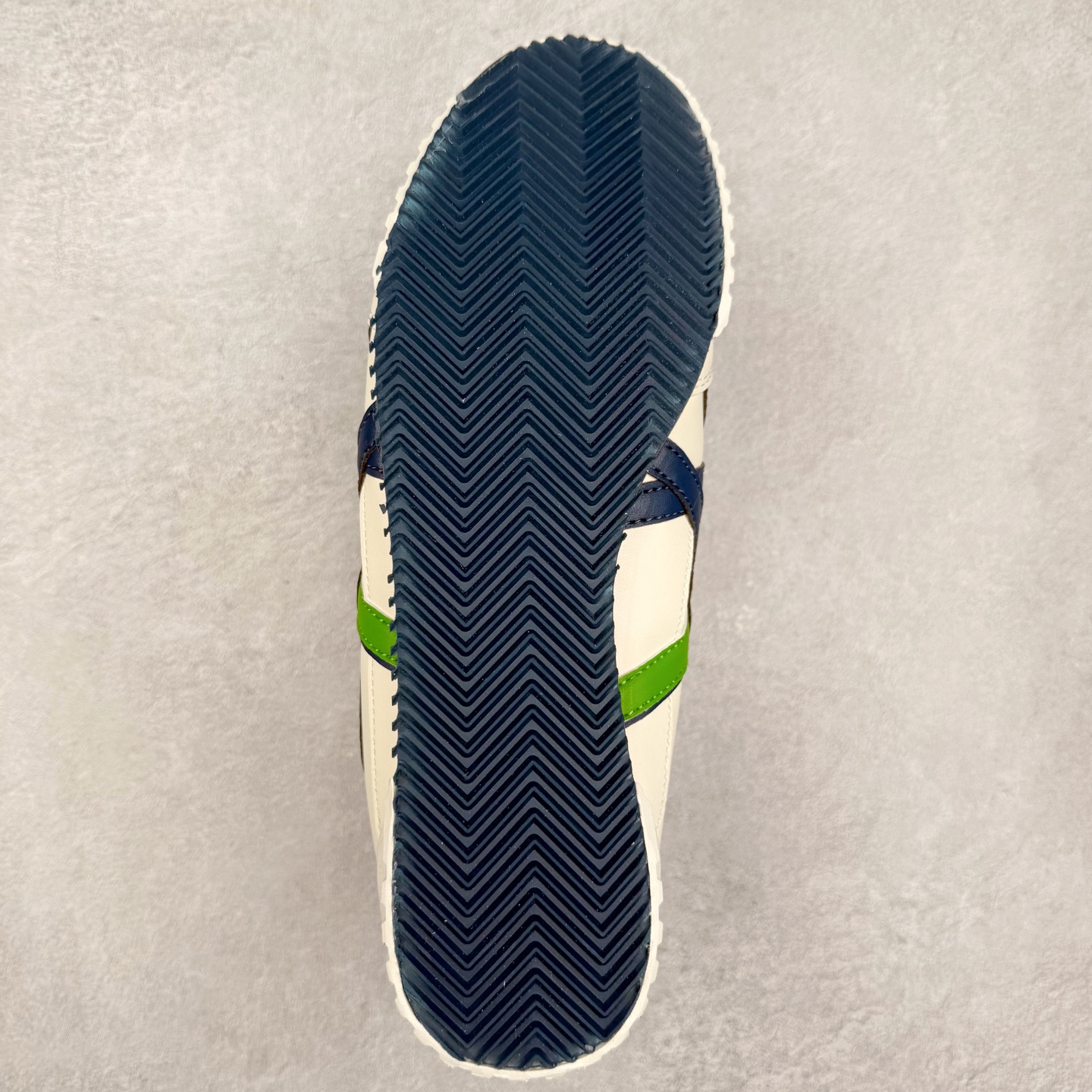 图片[9]-Onitsuka Tiger MEXICO 66 MEXICO 66 Sabot 鬼冢虎经典舒适透气低帮生活休闲鞋 男女同款 产品从款式颜色造型上体现出追求舒适和细节的完美 鞋类更是推崇手工制作的严谨与完美 融舒适性与可穿性的设计风格 注重细节的完美和别致魅力 既保持稳重 又不失轻松的时尚感 尺码：36 37 37.5 38 39 39.5 40 40.5 41.5 42 42.5 43.5 44 45-选品中心