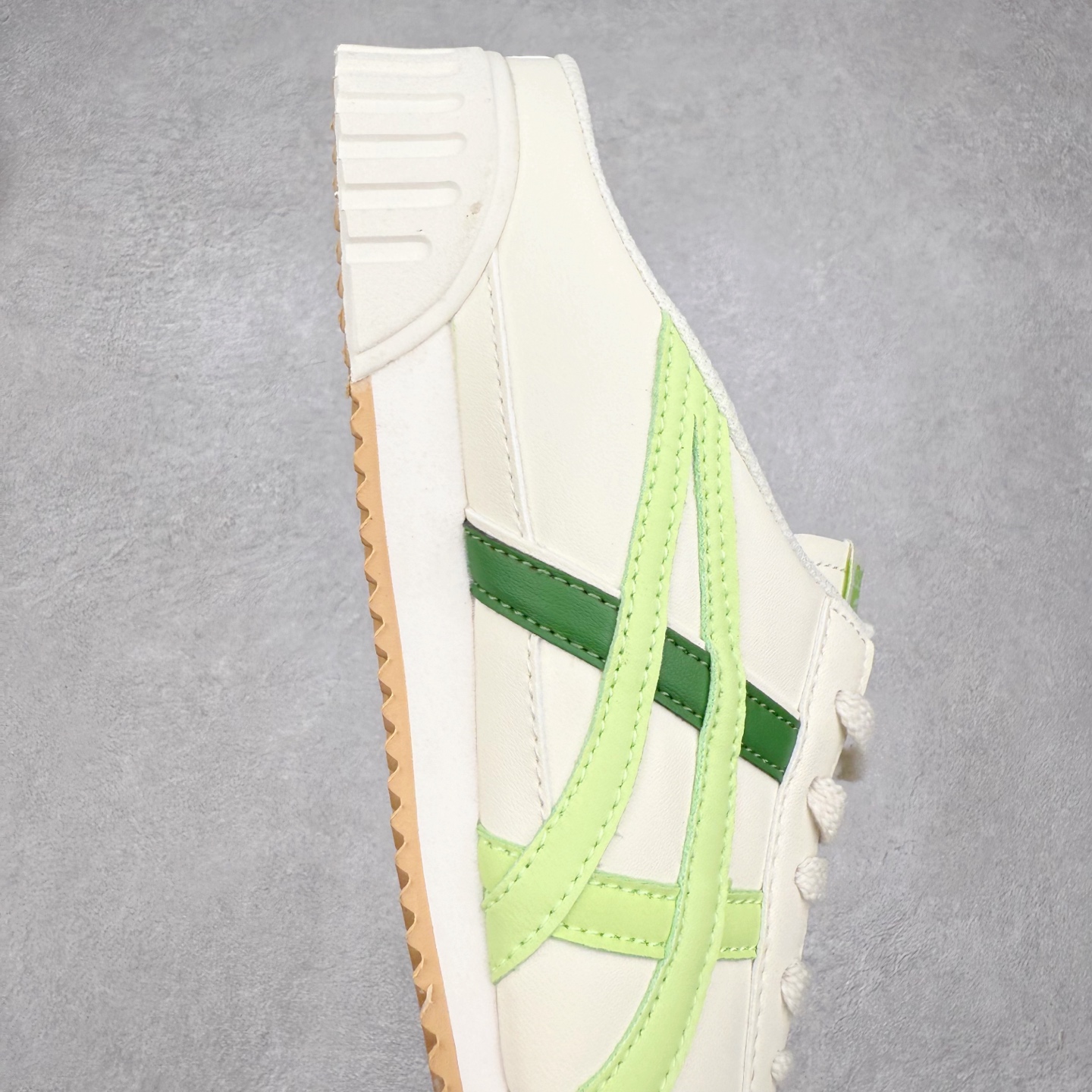 图片[6]-Onitsuka Tiger MEXICO 66 MEXICO 66 Sabot 鬼冢虎经典舒适透气低帮生活休闲鞋 男女同款 产品从款式颜色造型上体现出追求舒适和细节的完美 鞋类更是推崇手工制作的严谨与完美 融舒适性与可穿性的设计风格 注重细节的完美和别致魅力 既保持稳重 又不失轻松的时尚感 尺码：36 37 37.5 38 39 39.5 40 40.5 41.5 42 42.5 43.5 44 45-选品中心