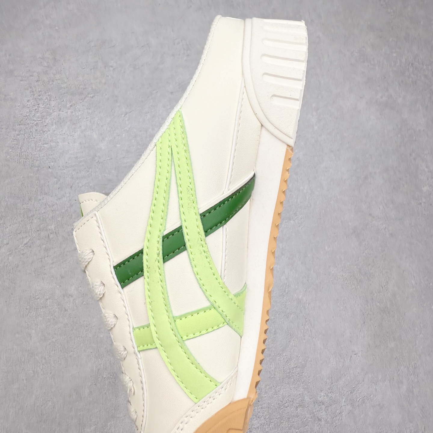 图片[7]-Onitsuka Tiger MEXICO 66 MEXICO 66 Sabot 鬼冢虎经典舒适透气低帮生活休闲鞋 男女同款 产品从款式颜色造型上体现出追求舒适和细节的完美 鞋类更是推崇手工制作的严谨与完美 融舒适性与可穿性的设计风格 注重细节的完美和别致魅力 既保持稳重 又不失轻松的时尚感 尺码：36 37 37.5 38 39 39.5 40 40.5 41.5 42 42.5 43.5 44 45-选品中心