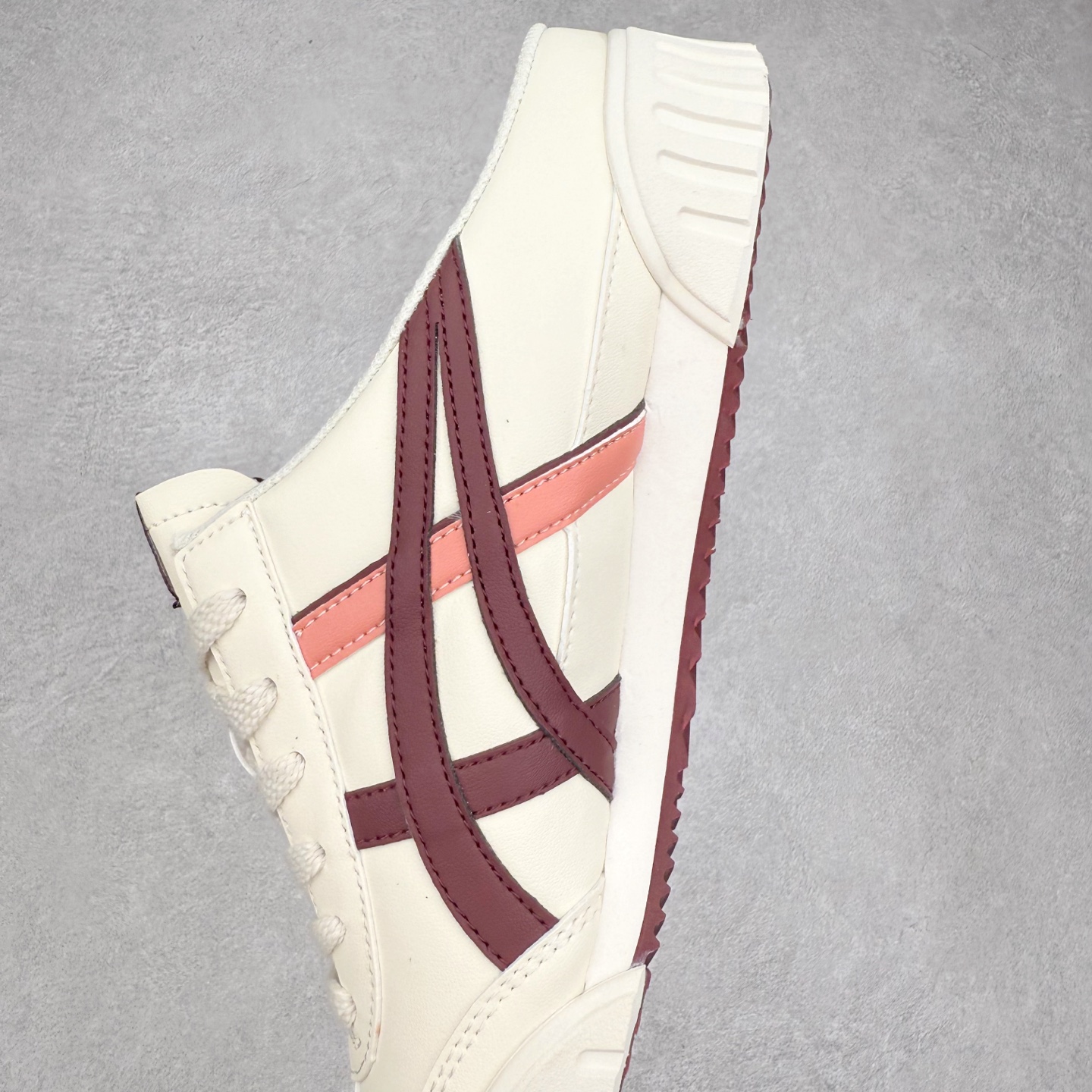 图片[7]-Onitsuka Tiger MEXICO 66 MEXICO 66 Sabot 鬼冢虎经典舒适透气低帮生活休闲鞋 男女同款 产品从款式颜色造型上体现出追求舒适和细节的完美 鞋类更是推崇手工制作的严谨与完美 融舒适性与可穿性的设计风格 注重细节的完美和别致魅力 既保持稳重 又不失轻松的时尚感 尺码：36 37 37.5 38 39 39.5 40 40.5 41.5 42 42.5 43.5 44 45-选品中心