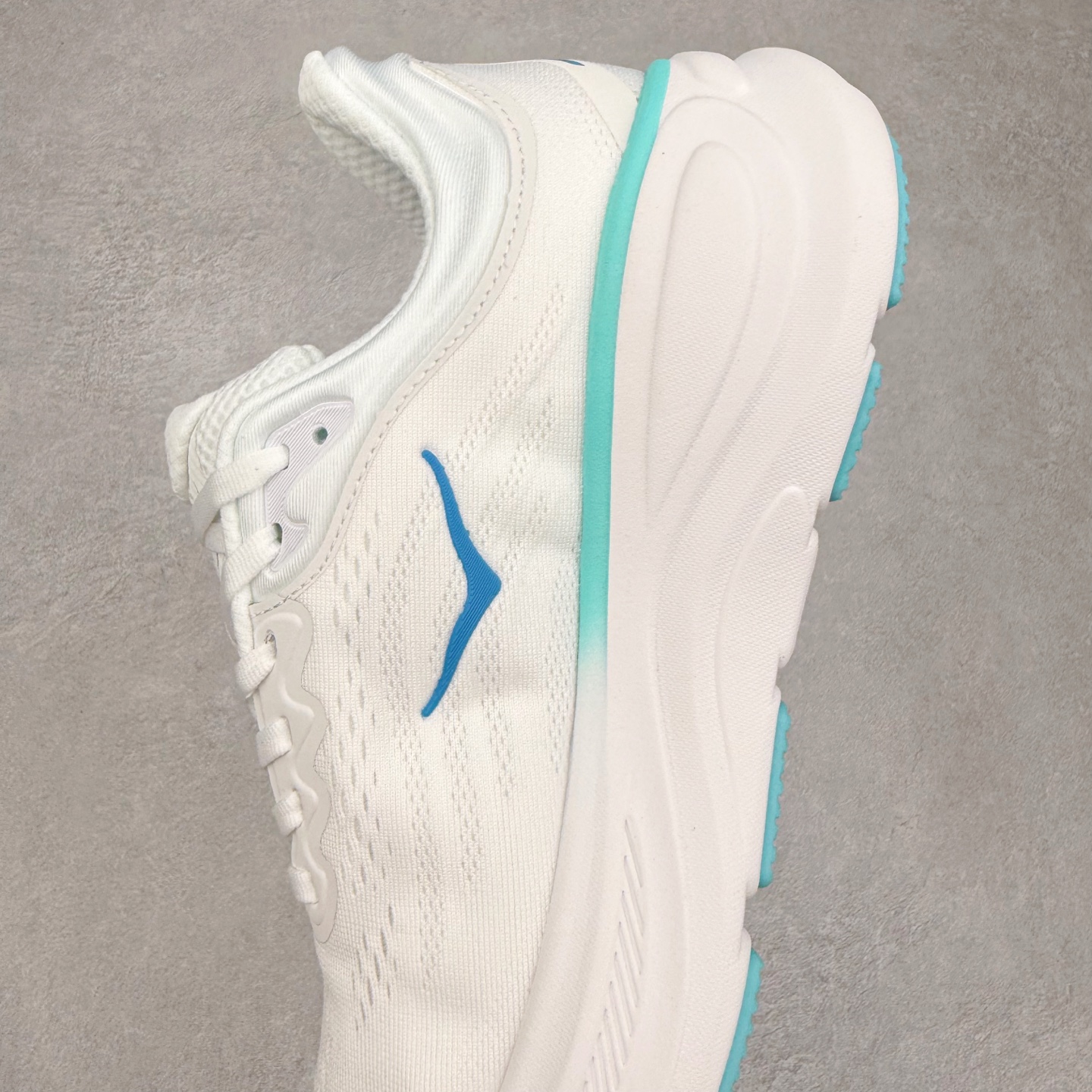 图片[7]-HOKA ONE ONE Bondi 9 WIDE 邦迪九代舒适防滑耐磨低帮休闲跑步鞋 HOKA ONE ONE是来自美国的跑步鞋知名品牌，创立于2009年，始终致力于为所有跑者提供更新、更好的跑步装备。相比常规跑鞋，HOKA ONE ONE特别研发使用性能独特的几何形跑鞋中底，此种鞋底更厚、更高、回弹性也更好，除了卓越的缓冲性能，它还能內各种阶段的跑者带来更具动感、更加稳定的跑步体验。HOKAONE ONE从设计之初就清楚意识到，要保证跑者步幅的均匀一致，双脚自然而然的运动至关重要。尺码：36 36.5 37.5 38 38.5 39 40 40.5 41 42 42.5 43 44 44.5 45-选品中心