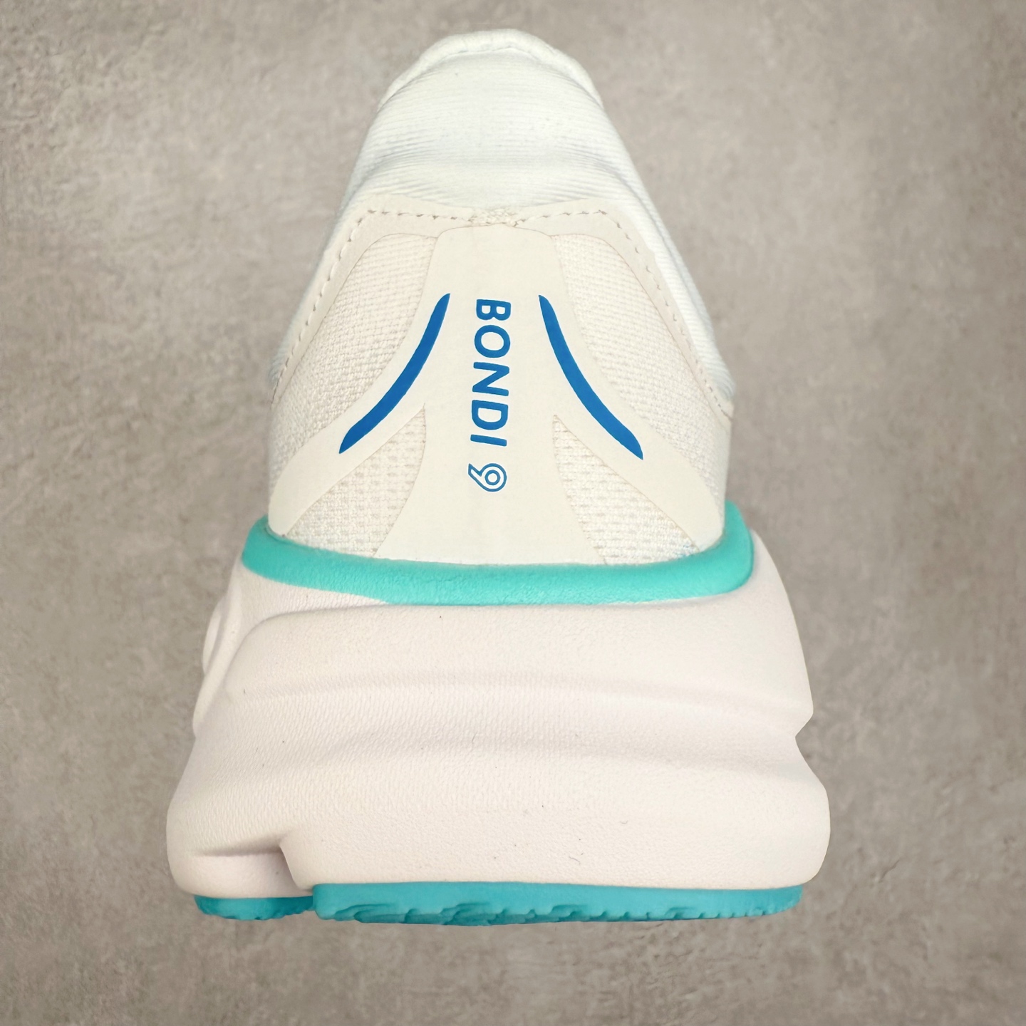 图片[8]-HOKA ONE ONE Bondi 9 WIDE 邦迪九代舒适防滑耐磨低帮休闲跑步鞋 HOKA ONE ONE是来自美国的跑步鞋知名品牌，创立于2009年，始终致力于为所有跑者提供更新、更好的跑步装备。相比常规跑鞋，HOKA ONE ONE特别研发使用性能独特的几何形跑鞋中底，此种鞋底更厚、更高、回弹性也更好，除了卓越的缓冲性能，它还能內各种阶段的跑者带来更具动感、更加稳定的跑步体验。HOKAONE ONE从设计之初就清楚意识到，要保证跑者步幅的均匀一致，双脚自然而然的运动至关重要。尺码：36 36.5 37.5 38 38.5 39 40 40.5 41 42 42.5 43 44 44.5 45-选品中心