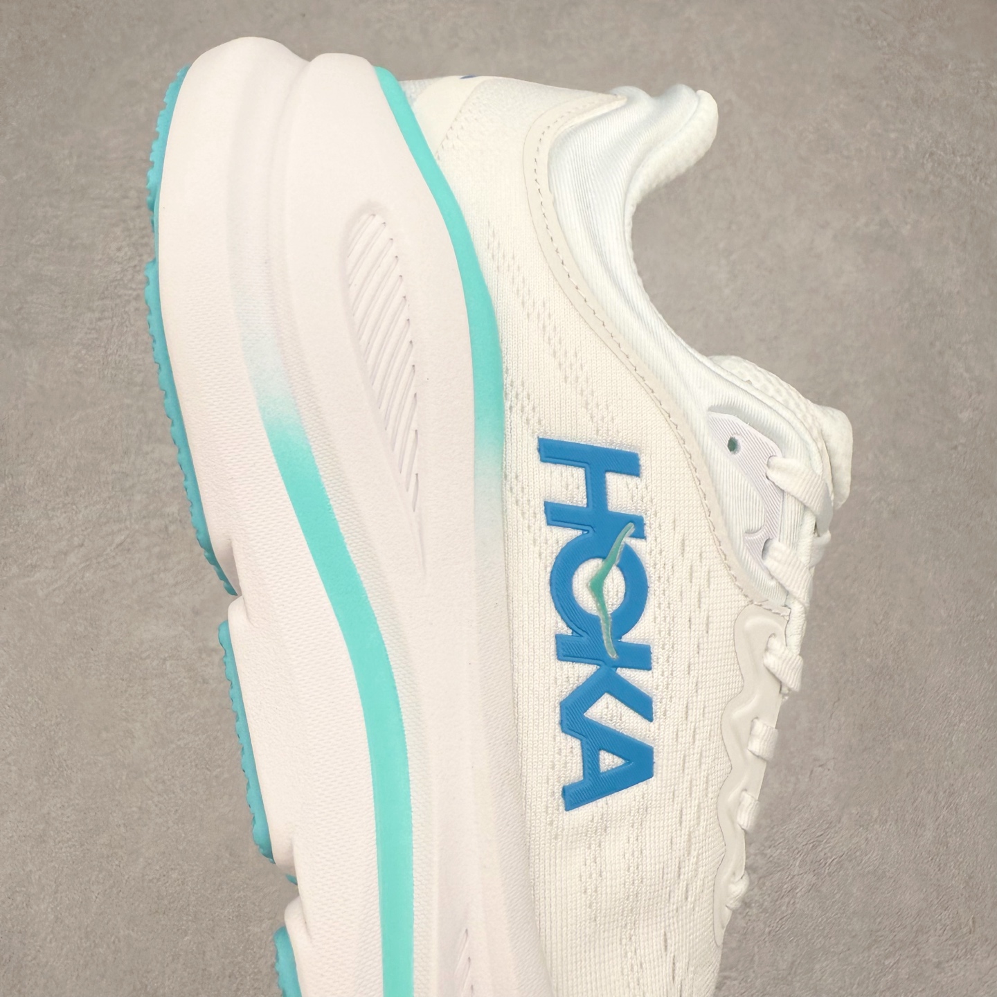图片[6]-HOKA ONE ONE Bondi 9 WIDE 邦迪九代舒适防滑耐磨低帮休闲跑步鞋 HOKA ONE ONE是来自美国的跑步鞋知名品牌，创立于2009年，始终致力于为所有跑者提供更新、更好的跑步装备。相比常规跑鞋，HOKA ONE ONE特别研发使用性能独特的几何形跑鞋中底，此种鞋底更厚、更高、回弹性也更好，除了卓越的缓冲性能，它还能內各种阶段的跑者带来更具动感、更加稳定的跑步体验。HOKAONE ONE从设计之初就清楚意识到，要保证跑者步幅的均匀一致，双脚自然而然的运动至关重要。尺码：36 36.5 37.5 38 38.5 39 40 40.5 41 42 42.5 43 44 44.5 45-选品中心