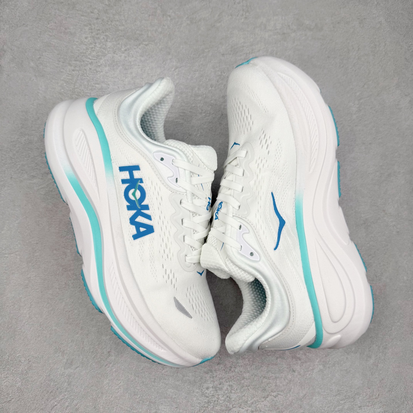 图片[3]-HOKA ONE ONE Bondi 9 WIDE 邦迪九代舒适防滑耐磨低帮休闲跑步鞋 HOKA ONE ONE是来自美国的跑步鞋知名品牌，创立于2009年，始终致力于为所有跑者提供更新、更好的跑步装备。相比常规跑鞋，HOKA ONE ONE特别研发使用性能独特的几何形跑鞋中底，此种鞋底更厚、更高、回弹性也更好，除了卓越的缓冲性能，它还能內各种阶段的跑者带来更具动感、更加稳定的跑步体验。HOKAONE ONE从设计之初就清楚意识到，要保证跑者步幅的均匀一致，双脚自然而然的运动至关重要。尺码：36 36.5 37.5 38 38.5 39 40 40.5 41 42 42.5 43 44 44.5 45-选品中心