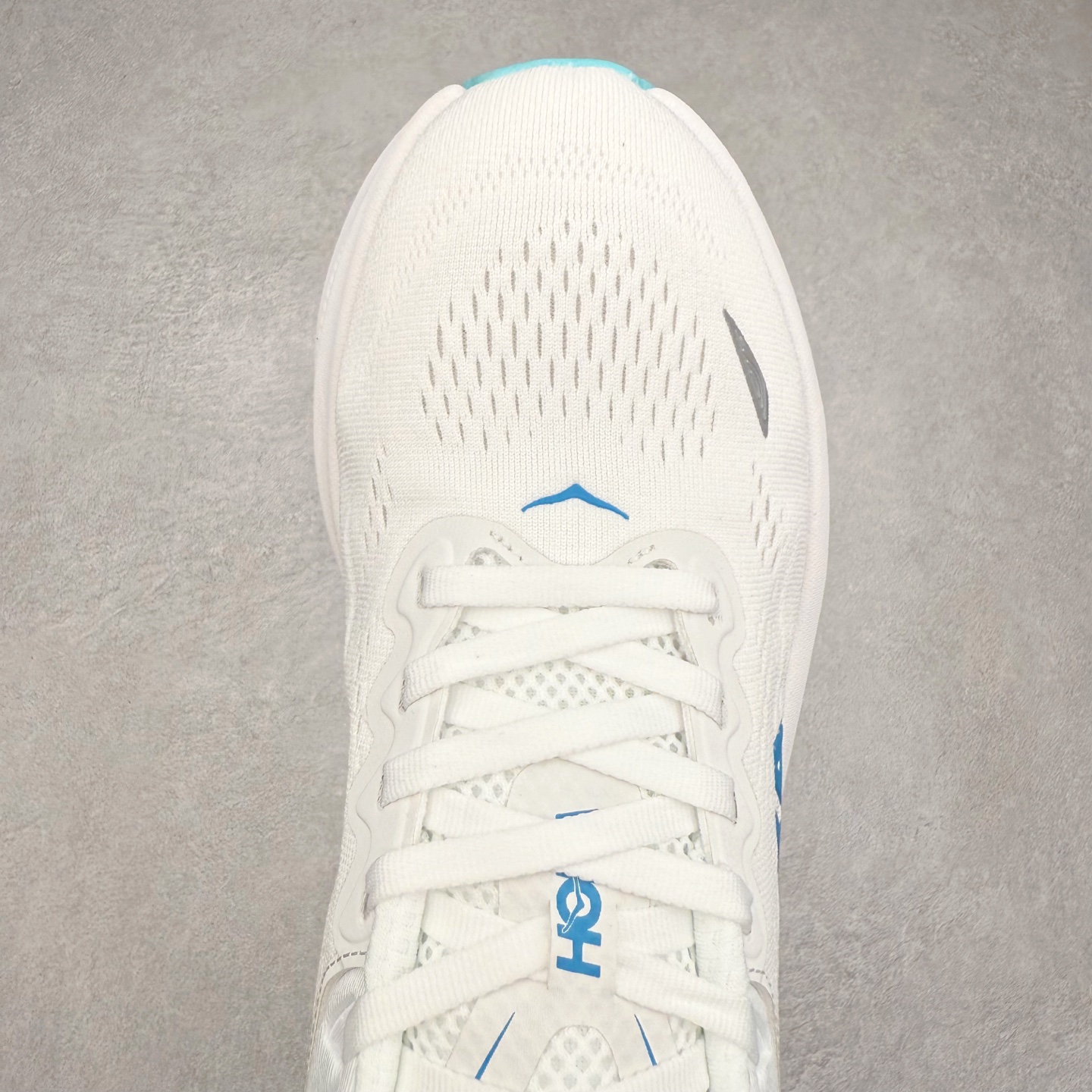 图片[4]-HOKA ONE ONE Bondi 9 WIDE 邦迪九代舒适防滑耐磨低帮休闲跑步鞋 HOKA ONE ONE是来自美国的跑步鞋知名品牌，创立于2009年，始终致力于为所有跑者提供更新、更好的跑步装备。相比常规跑鞋，HOKA ONE ONE特别研发使用性能独特的几何形跑鞋中底，此种鞋底更厚、更高、回弹性也更好，除了卓越的缓冲性能，它还能內各种阶段的跑者带来更具动感、更加稳定的跑步体验。HOKAONE ONE从设计之初就清楚意识到，要保证跑者步幅的均匀一致，双脚自然而然的运动至关重要。尺码：36 36.5 37.5 38 38.5 39 40 40.5 41 42 42.5 43 44 44.5 45-选品中心