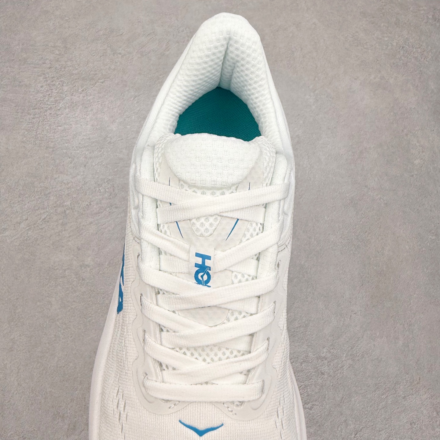 图片[5]-HOKA ONE ONE Bondi 9 WIDE 邦迪九代舒适防滑耐磨低帮休闲跑步鞋 HOKA ONE ONE是来自美国的跑步鞋知名品牌，创立于2009年，始终致力于为所有跑者提供更新、更好的跑步装备。相比常规跑鞋，HOKA ONE ONE特别研发使用性能独特的几何形跑鞋中底，此种鞋底更厚、更高、回弹性也更好，除了卓越的缓冲性能，它还能內各种阶段的跑者带来更具动感、更加稳定的跑步体验。HOKAONE ONE从设计之初就清楚意识到，要保证跑者步幅的均匀一致，双脚自然而然的运动至关重要。尺码：36 36.5 37.5 38 38.5 39 40 40.5 41 42 42.5 43 44 44.5 45-选品中心