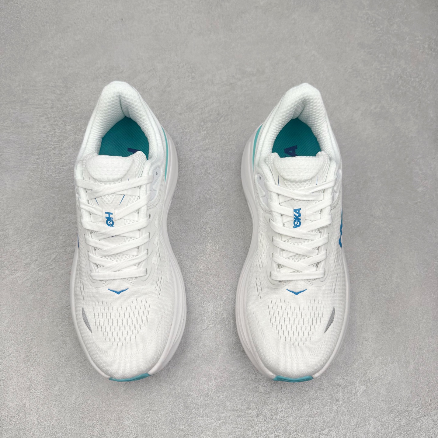 图片[2]-HOKA ONE ONE Bondi 9 WIDE 邦迪九代舒适防滑耐磨低帮休闲跑步鞋 HOKA ONE ONE是来自美国的跑步鞋知名品牌，创立于2009年，始终致力于为所有跑者提供更新、更好的跑步装备。相比常规跑鞋，HOKA ONE ONE特别研发使用性能独特的几何形跑鞋中底，此种鞋底更厚、更高、回弹性也更好，除了卓越的缓冲性能，它还能內各种阶段的跑者带来更具动感、更加稳定的跑步体验。HOKAONE ONE从设计之初就清楚意识到，要保证跑者步幅的均匀一致，双脚自然而然的运动至关重要。尺码：36 36.5 37.5 38 38.5 39 40 40.5 41 42 42.5 43 44 44.5 45-选品中心