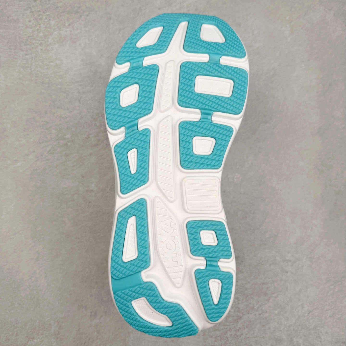 图片[9]-HOKA ONE ONE Bondi 9 WIDE 邦迪九代舒适防滑耐磨低帮休闲跑步鞋 HOKA ONE ONE是来自美国的跑步鞋知名品牌，创立于2009年，始终致力于为所有跑者提供更新、更好的跑步装备。相比常规跑鞋，HOKA ONE ONE特别研发使用性能独特的几何形跑鞋中底，此种鞋底更厚、更高、回弹性也更好，除了卓越的缓冲性能，它还能內各种阶段的跑者带来更具动感、更加稳定的跑步体验。HOKAONE ONE从设计之初就清楚意识到，要保证跑者步幅的均匀一致，双脚自然而然的运动至关重要。尺码：36 36.5 37.5 38 38.5 39 40 40.5 41 42 42.5 43 44 44.5 45-选品中心