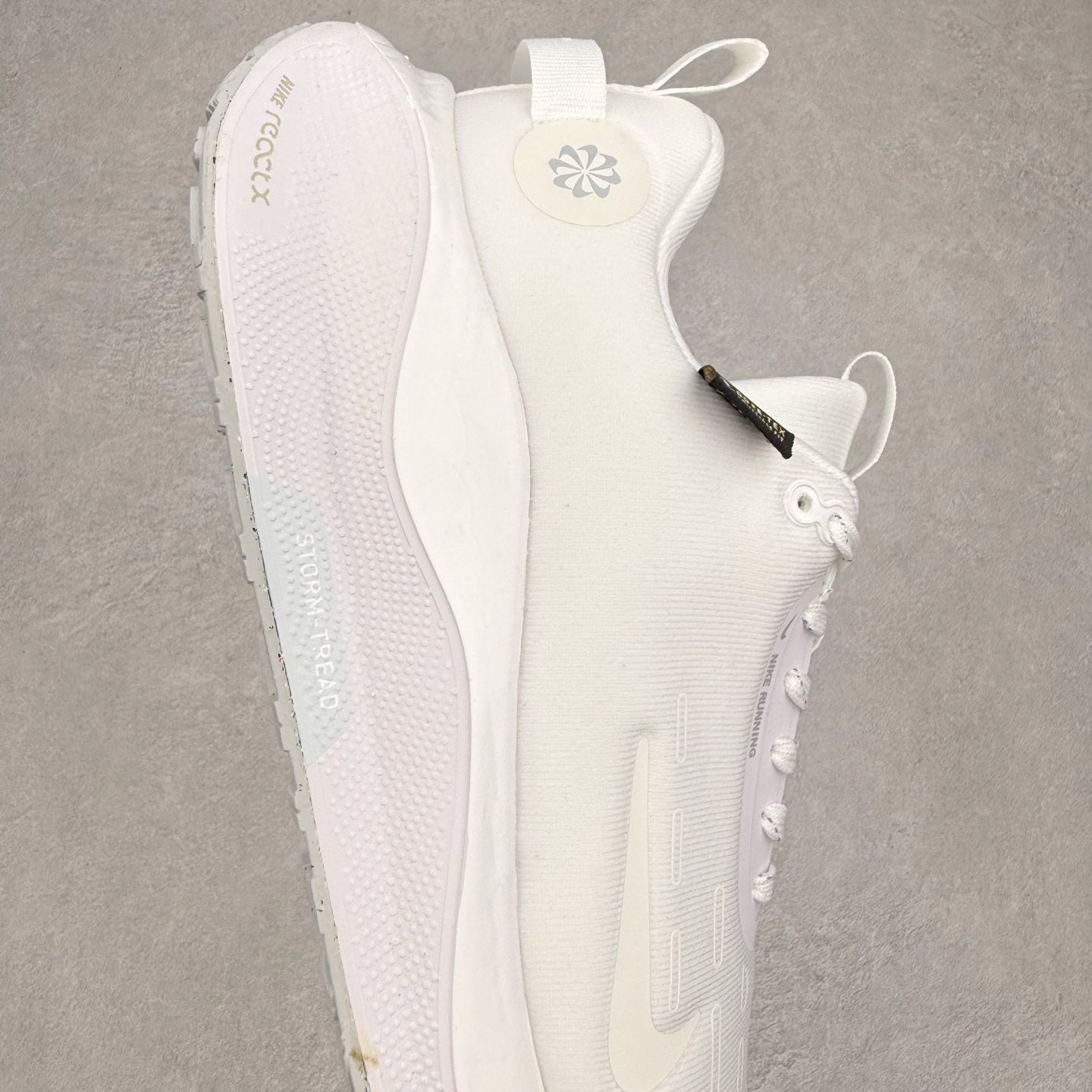 图片[6]-NK React Infinity Run Flyknit 4 GORE-TEX 低帮休闲跑步鞋防水公路助力畅跑 鞋身融入 GORE-TEX 防水层 搭配柔软鞋口在下雨时帮助双足保持干爽舒适 结合 NK ReactX 泡绵提供高出 React 泡绵 13% 的能量回馈 尺码：36 36.5 37.5 38 38.5 39 40 40.5 41.5 42 42.5 43 44 44.5 45-选品中心