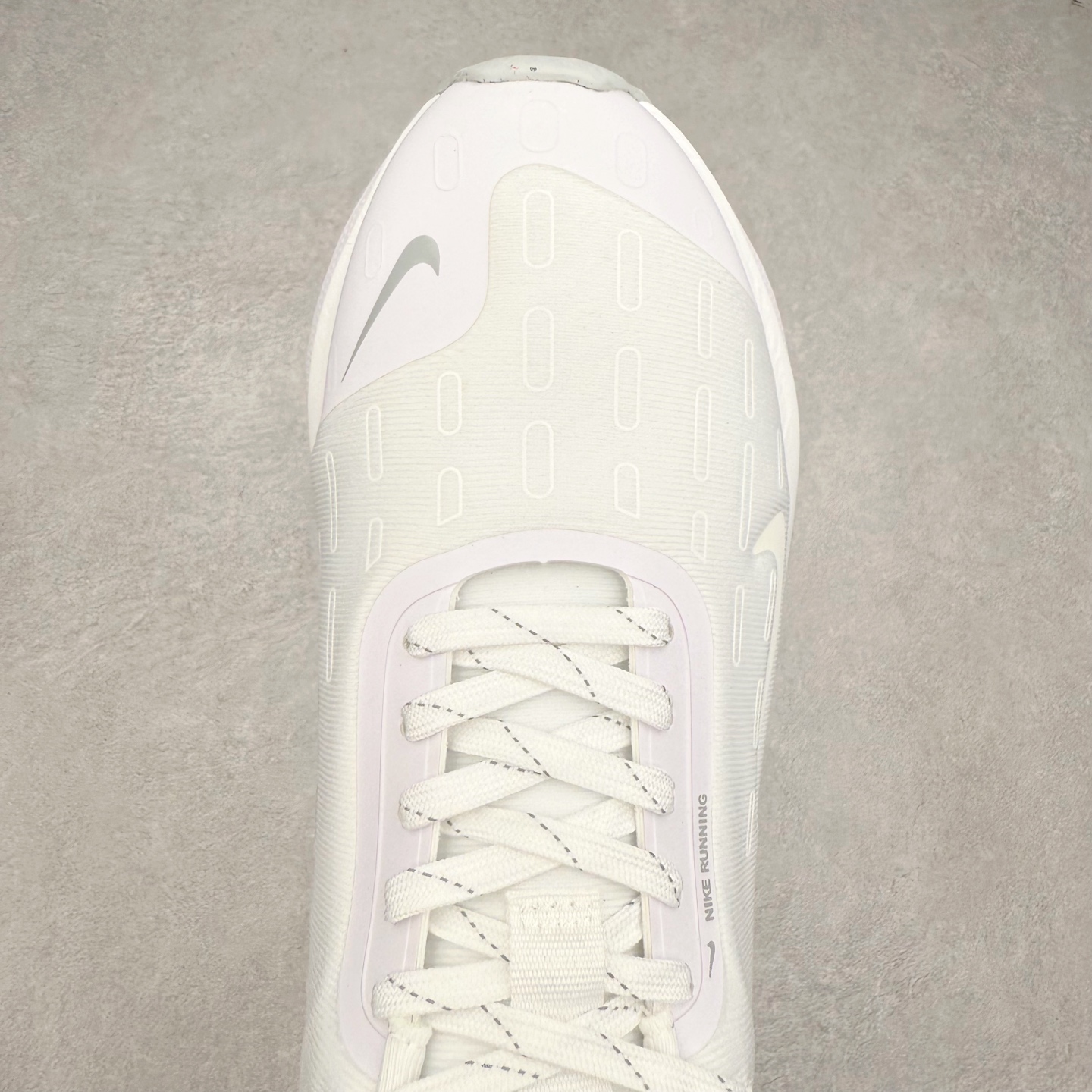 图片[4]-NK React Infinity Run Flyknit 4 GORE-TEX 低帮休闲跑步鞋防水公路助力畅跑 鞋身融入 GORE-TEX 防水层 搭配柔软鞋口在下雨时帮助双足保持干爽舒适 结合 NK ReactX 泡绵提供高出 React 泡绵 13% 的能量回馈 尺码：36 36.5 37.5 38 38.5 39 40 40.5 41.5 42 42.5 43 44 44.5 45-选品中心