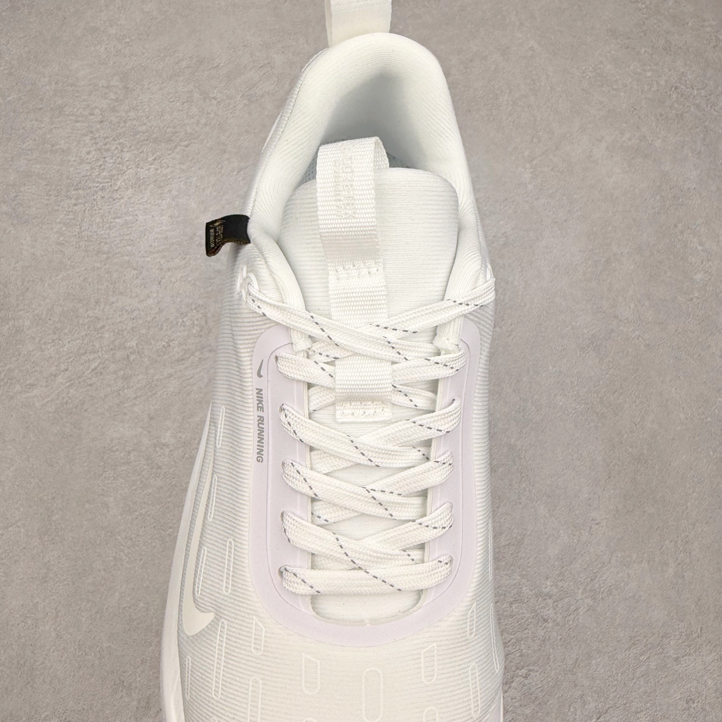 图片[5]-NK React Infinity Run Flyknit 4 GORE-TEX 低帮休闲跑步鞋防水公路助力畅跑 鞋身融入 GORE-TEX 防水层 搭配柔软鞋口在下雨时帮助双足保持干爽舒适 结合 NK ReactX 泡绵提供高出 React 泡绵 13% 的能量回馈 尺码：36 36.5 37.5 38 38.5 39 40 40.5 41.5 42 42.5 43 44 44.5 45-选品中心