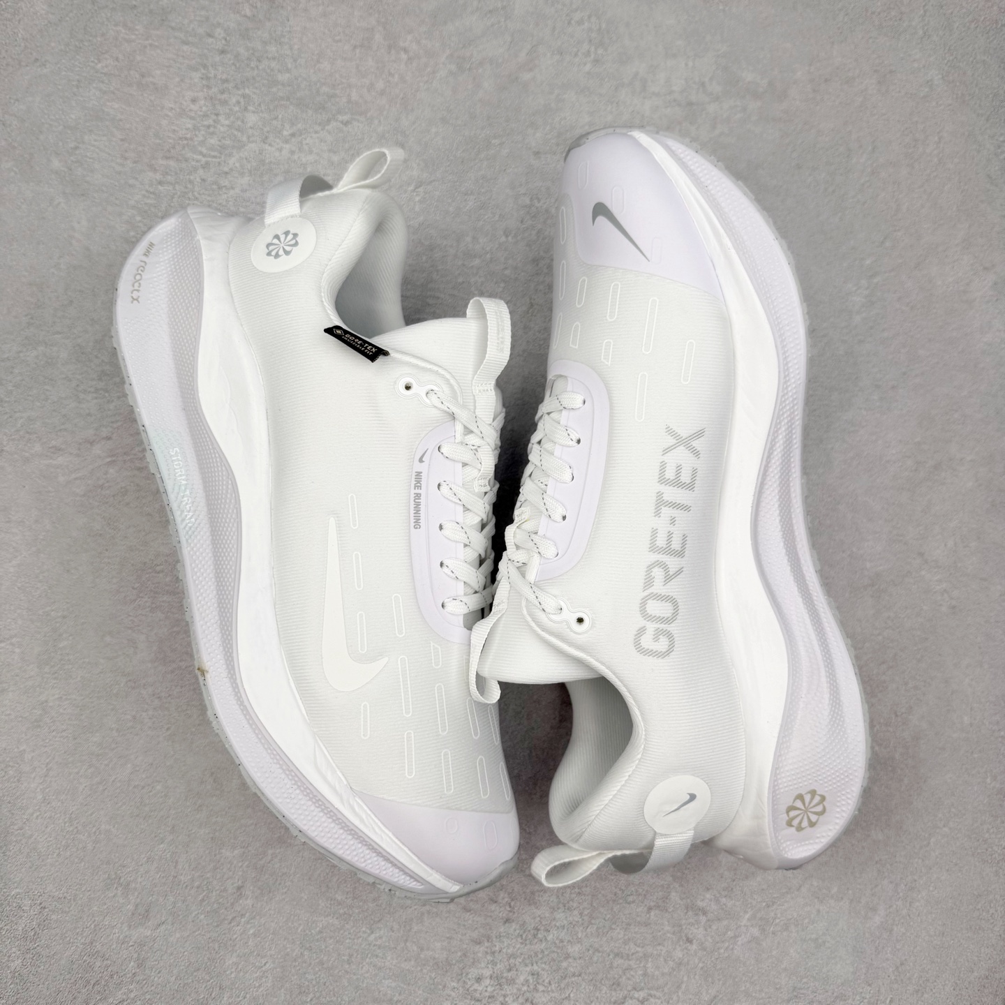 图片[3]-NK React Infinity Run Flyknit 4 GORE-TEX 低帮休闲跑步鞋防水公路助力畅跑 鞋身融入 GORE-TEX 防水层 搭配柔软鞋口在下雨时帮助双足保持干爽舒适 结合 NK ReactX 泡绵提供高出 React 泡绵 13% 的能量回馈 尺码：36 36.5 37.5 38 38.5 39 40 40.5 41.5 42 42.5 43 44 44.5 45-选品中心