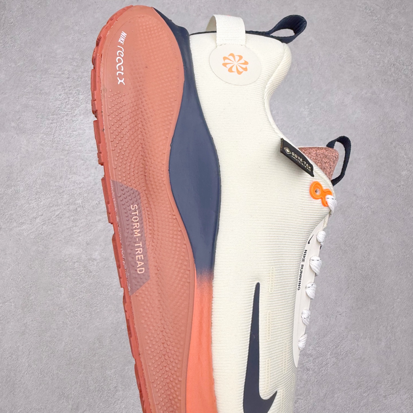 图片[6]-NK React Infinity Run Flyknit 4 GORE-TEX 低帮休闲跑步鞋防水公路助力畅跑 鞋身融入 GORE-TEX 防水层 搭配柔软鞋口在下雨时帮助双足保持干爽舒适 结合 NK ReactX 泡绵提供高出 React 泡绵 13% 的能量回馈 尺码：36 36.5 37.5 38 38.5 39 40 40.5 41.5 42 42.5 43 44 44.5 45-选品中心