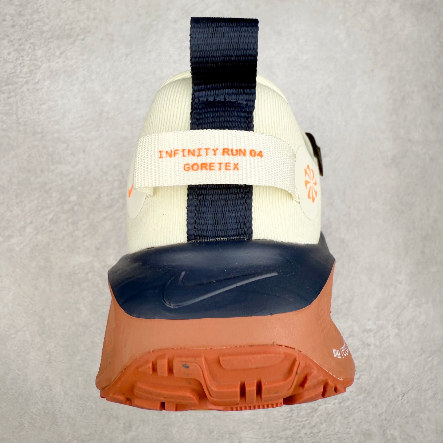 图片[8]-NK React Infinity Run Flyknit 4 GORE-TEX 低帮休闲跑步鞋防水公路助力畅跑 鞋身融入 GORE-TEX 防水层 搭配柔软鞋口在下雨时帮助双足保持干爽舒适 结合 NK ReactX 泡绵提供高出 React 泡绵 13% 的能量回馈 尺码：36 36.5 37.5 38 38.5 39 40 40.5 41.5 42 42.5 43 44 44.5 45-选品中心