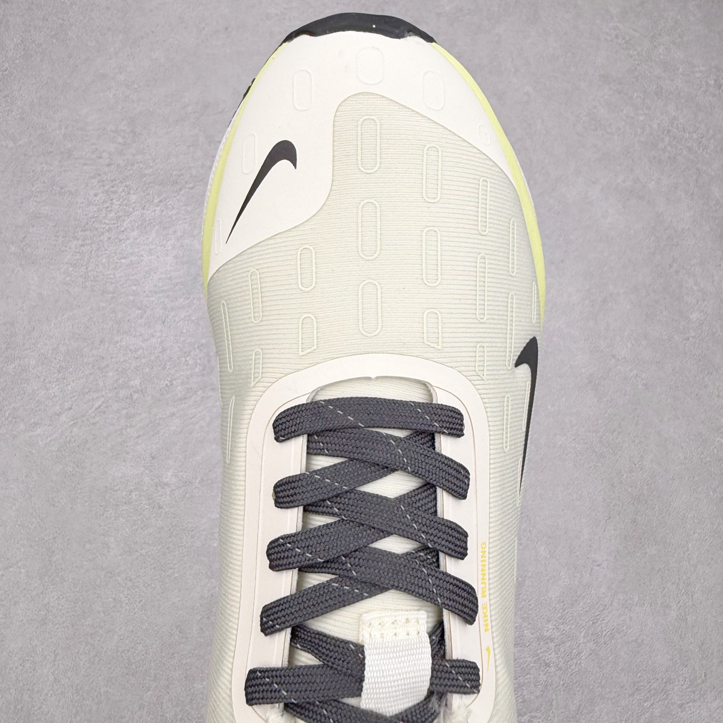 图片[4]-NK React Infinity Run Flyknit 4 GORE-TEX 低帮休闲跑步鞋防水公路助力畅跑 鞋身融入 GORE-TEX 防水层 搭配柔软鞋口在下雨时帮助双足保持干爽舒适 结合 NK ReactX 泡绵提供高出 React 泡绵 13% 的能量回馈 尺码：36 36.5 37.5 38 38.5 39 40 40.5 41.5 42 42.5 43 44 44.5 45-选品中心