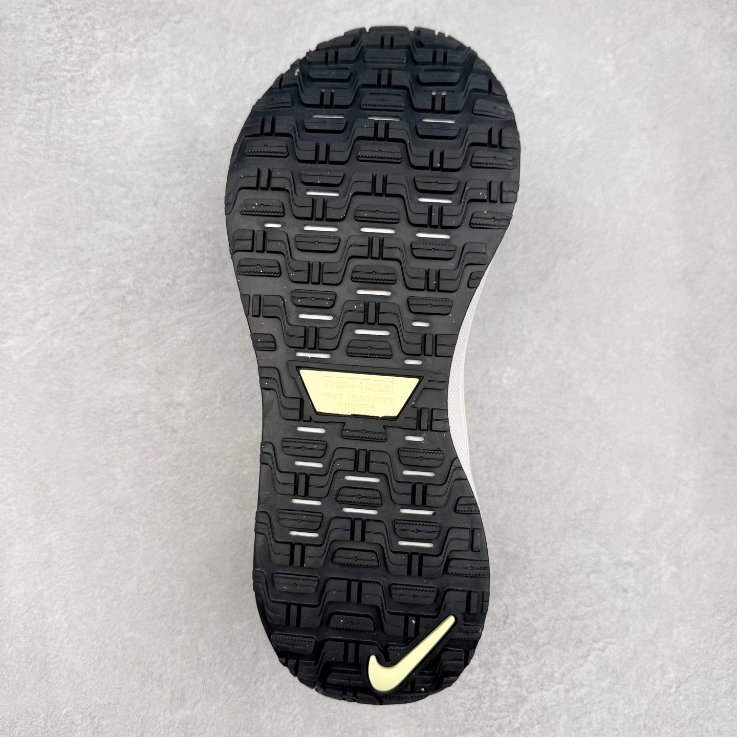 图片[9]-NK React Infinity Run Flyknit 4 GORE-TEX 低帮休闲跑步鞋防水公路助力畅跑 鞋身融入 GORE-TEX 防水层 搭配柔软鞋口在下雨时帮助双足保持干爽舒适 结合 NK ReactX 泡绵提供高出 React 泡绵 13% 的能量回馈 尺码：36 36.5 37.5 38 38.5 39 40 40.5 41.5 42 42.5 43 44 44.5 45-选品中心