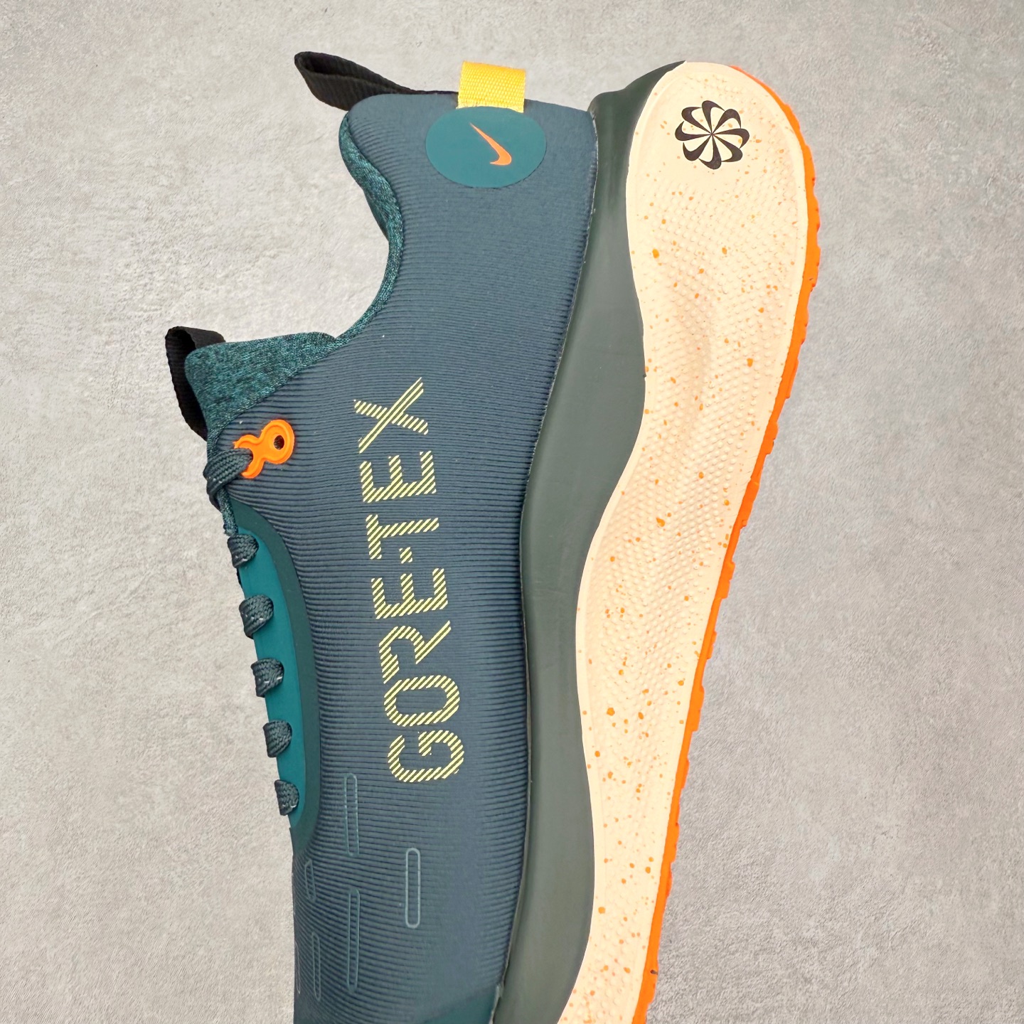 图片[7]-NK React Infinity Run Flyknit 4 GORE-TEX 低帮休闲跑步鞋防水公路助力畅跑 鞋身融入 GORE-TEX 防水层 搭配柔软鞋口在下雨时帮助双足保持干爽舒适 结合 NK ReactX 泡绵提供高出 React 泡绵 13% 的能量回馈 尺码：36 36.5 37.5 38 38.5 39 40 40.5 41.5 42 42.5 43 44 44.5 45-选品中心