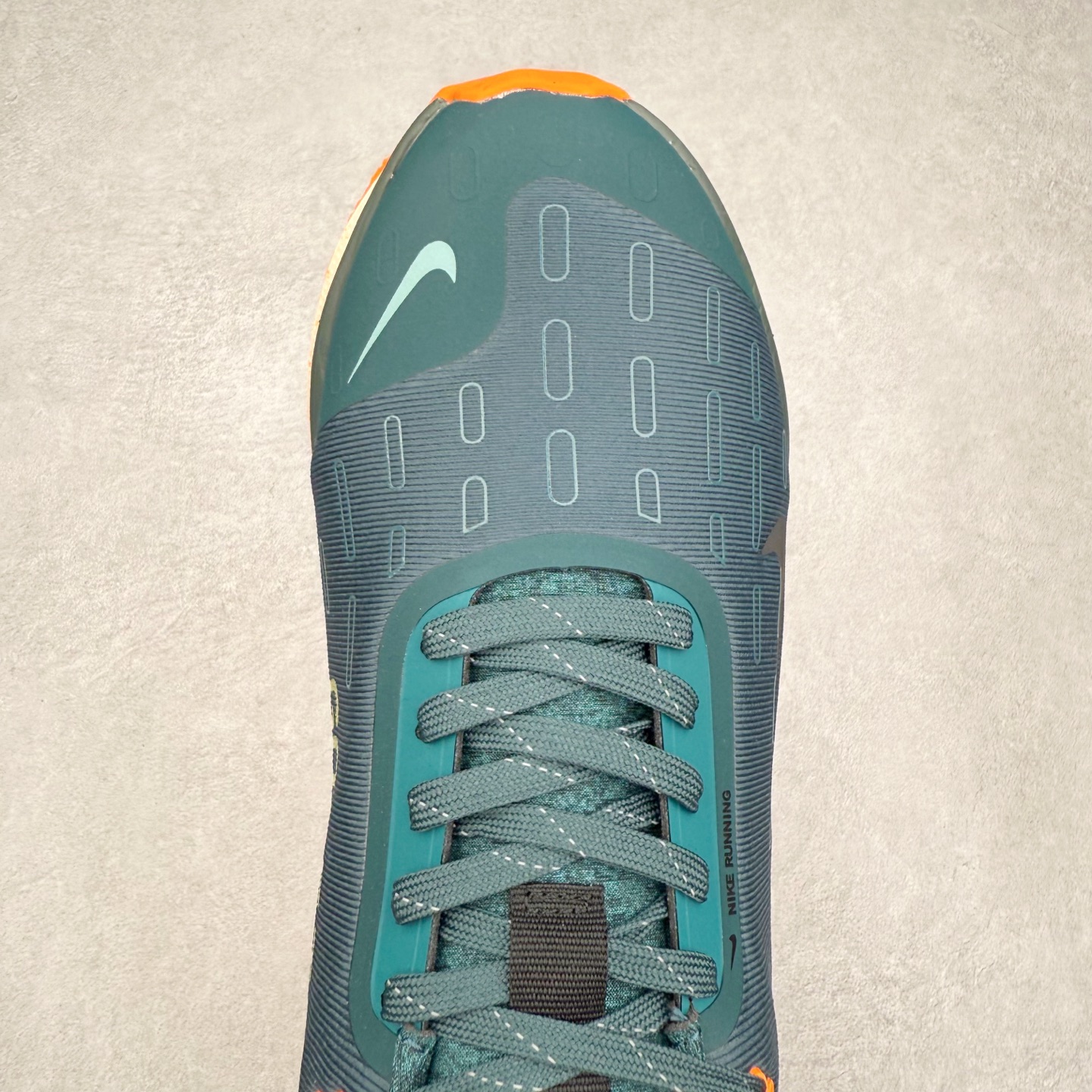 图片[4]-NK React Infinity Run Flyknit 4 GORE-TEX 低帮休闲跑步鞋防水公路助力畅跑 鞋身融入 GORE-TEX 防水层 搭配柔软鞋口在下雨时帮助双足保持干爽舒适 结合 NK ReactX 泡绵提供高出 React 泡绵 13% 的能量回馈 尺码：36 36.5 37.5 38 38.5 39 40 40.5 41.5 42 42.5 43 44 44.5 45-选品中心