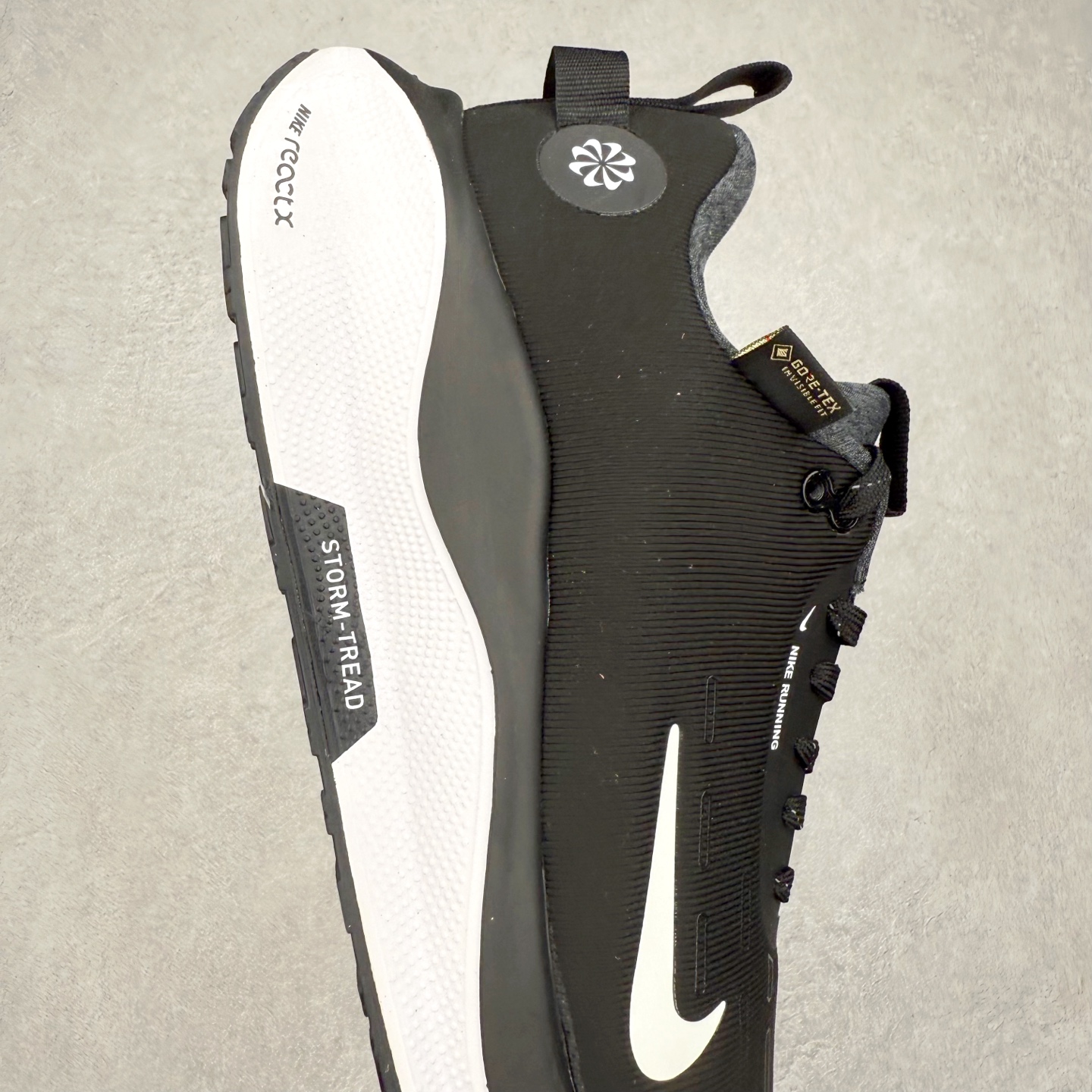 图片[6]-NK React Infinity Run Flyknit 4 GORE-TEX 低帮休闲跑步鞋防水公路助力畅跑 鞋身融入 GORE-TEX 防水层 搭配柔软鞋口在下雨时帮助双足保持干爽舒适 结合 NK ReactX 泡绵提供高出 React 泡绵 13% 的能量回馈 尺码：36 36.5 37.5 38 38.5 39 40 40.5 41.5 42 42.5 43 44 44.5 45-选品中心