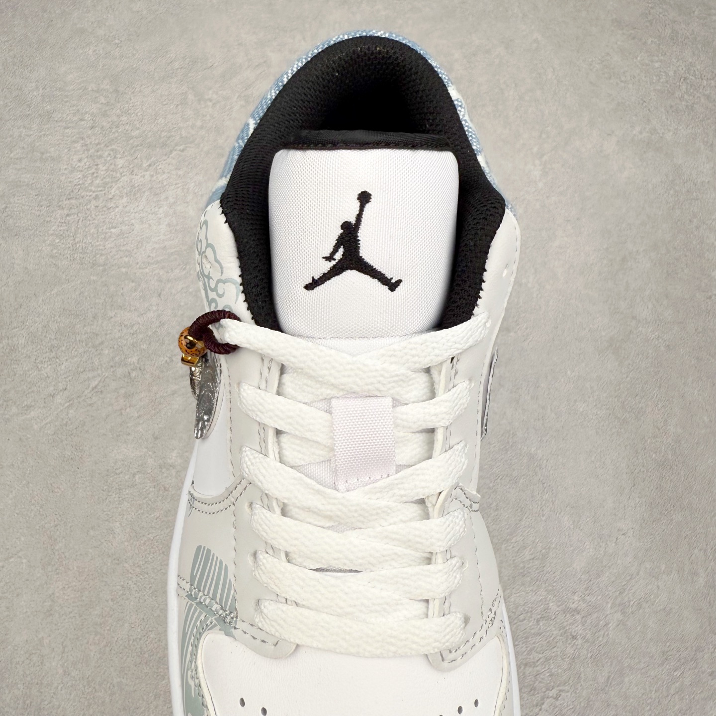 图片[5]-＃K版 Air Jordan AJ1 Low 低帮 553558-132 全新流水线出品 DT版本唯一平替选择 市场第二梯队最强版 全部原鞋开发 原楦原纸板开发 全鞋电脑针车 原厂内置全掌气垫 原盒内在原标 唯一Zp原版鞋带绑法 免检产品 全新2022版型 全头层皮料 完美零毛边处理 原厂配置全掌气垫 价格定位良心 几十个配色陆续出货 实拍调校N版已经零色差零失真 百分百还原实物色彩所见即所得 不存在货不对板色差等低级问题 选购参考实物拍摄 不混卖不参货 只用心做好货严格选品 承诺混一赔十 尺码：36 36.5 37.5 38 38.5 39 40 40.5 41 42 42.5 43 44 44.5 45-选品中心