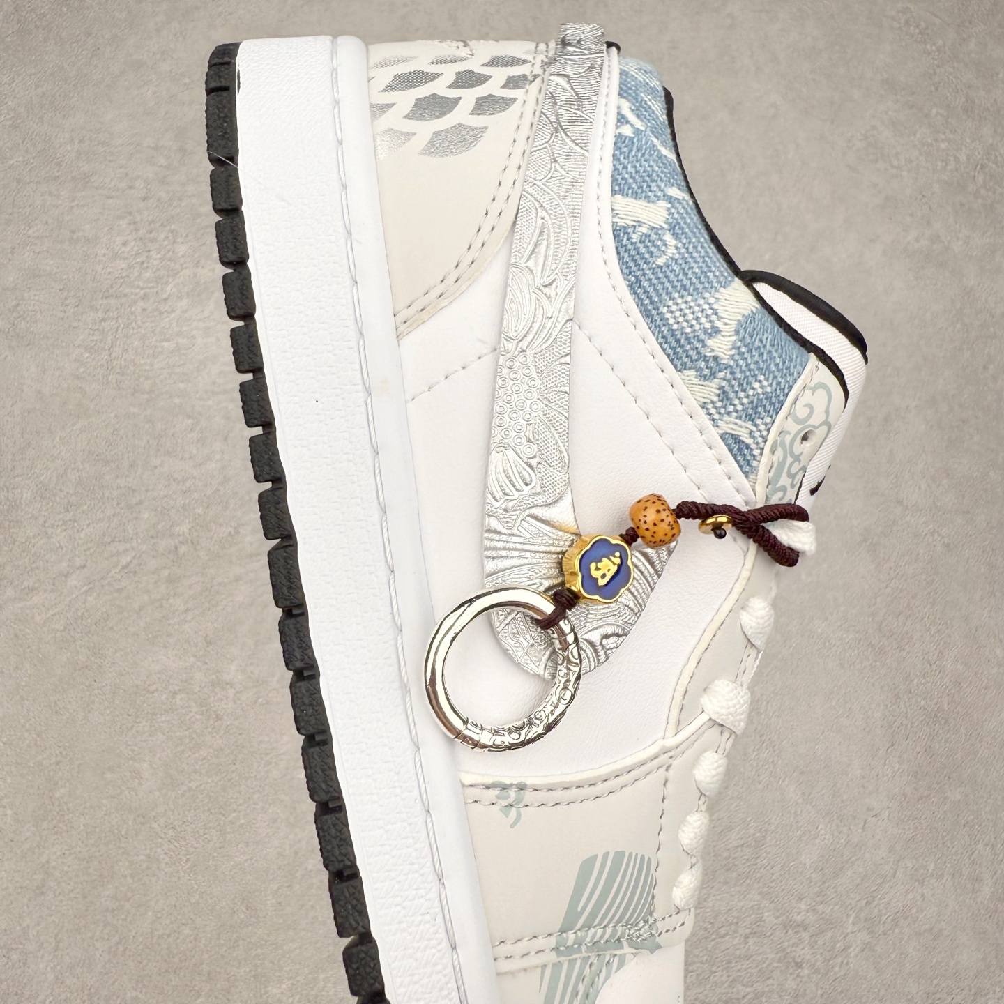 图片[6]-＃K版 Air Jordan AJ1 Low 低帮 553558-132 全新流水线出品 DT版本唯一平替选择 市场第二梯队最强版 全部原鞋开发 原楦原纸板开发 全鞋电脑针车 原厂内置全掌气垫 原盒内在原标 唯一Zp原版鞋带绑法 免检产品 全新2022版型 全头层皮料 完美零毛边处理 原厂配置全掌气垫 价格定位良心 几十个配色陆续出货 实拍调校N版已经零色差零失真 百分百还原实物色彩所见即所得 不存在货不对板色差等低级问题 选购参考实物拍摄 不混卖不参货 只用心做好货严格选品 承诺混一赔十 尺码：36 36.5 37.5 38 38.5 39 40 40.5 41 42 42.5 43 44 44.5 45-选品中心