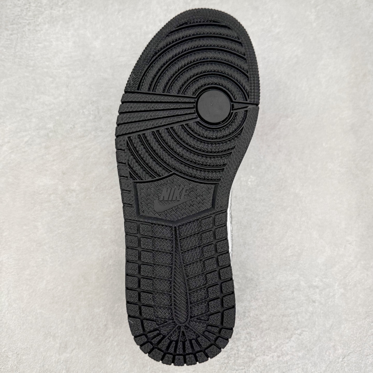 图片[9]-＃K版 Air Jordan AJ1 Low 低帮 553558-132 全新流水线出品 DT版本唯一平替选择 市场第二梯队最强版 全部原鞋开发 原楦原纸板开发 全鞋电脑针车 原厂内置全掌气垫 原盒内在原标 唯一Zp原版鞋带绑法 免检产品 全新2022版型 全头层皮料 完美零毛边处理 原厂配置全掌气垫 价格定位良心 几十个配色陆续出货 实拍调校N版已经零色差零失真 百分百还原实物色彩所见即所得 不存在货不对板色差等低级问题 选购参考实物拍摄 不混卖不参货 只用心做好货严格选品 承诺混一赔十 尺码：36 36.5 37.5 38 38.5 39 40 40.5 41 42 42.5 43 44 44.5 45-选品中心