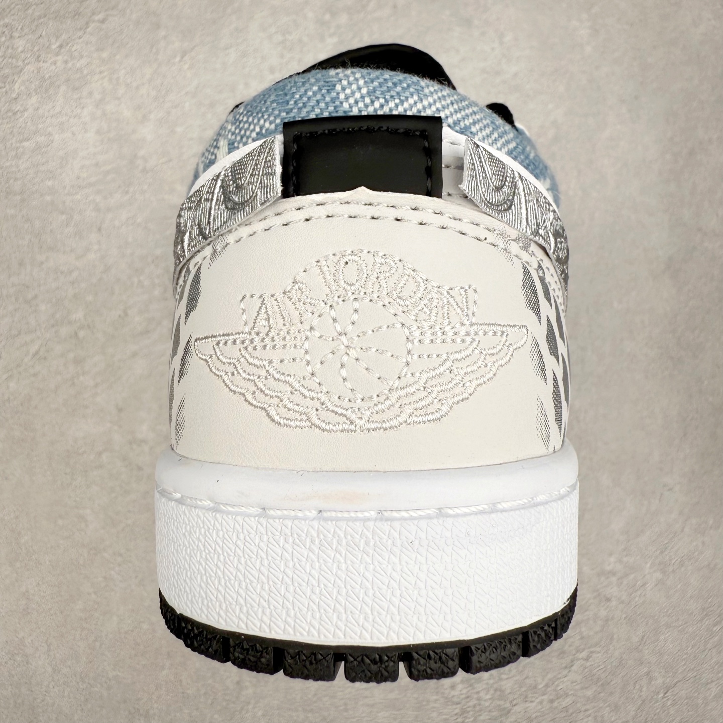 图片[8]-＃K版 Air Jordan AJ1 Low 低帮 553558-132 全新流水线出品 DT版本唯一平替选择 市场第二梯队最强版 全部原鞋开发 原楦原纸板开发 全鞋电脑针车 原厂内置全掌气垫 原盒内在原标 唯一Zp原版鞋带绑法 免检产品 全新2022版型 全头层皮料 完美零毛边处理 原厂配置全掌气垫 价格定位良心 几十个配色陆续出货 实拍调校N版已经零色差零失真 百分百还原实物色彩所见即所得 不存在货不对板色差等低级问题 选购参考实物拍摄 不混卖不参货 只用心做好货严格选品 承诺混一赔十 尺码：36 36.5 37.5 38 38.5 39 40 40.5 41 42 42.5 43 44 44.5 45-选品中心