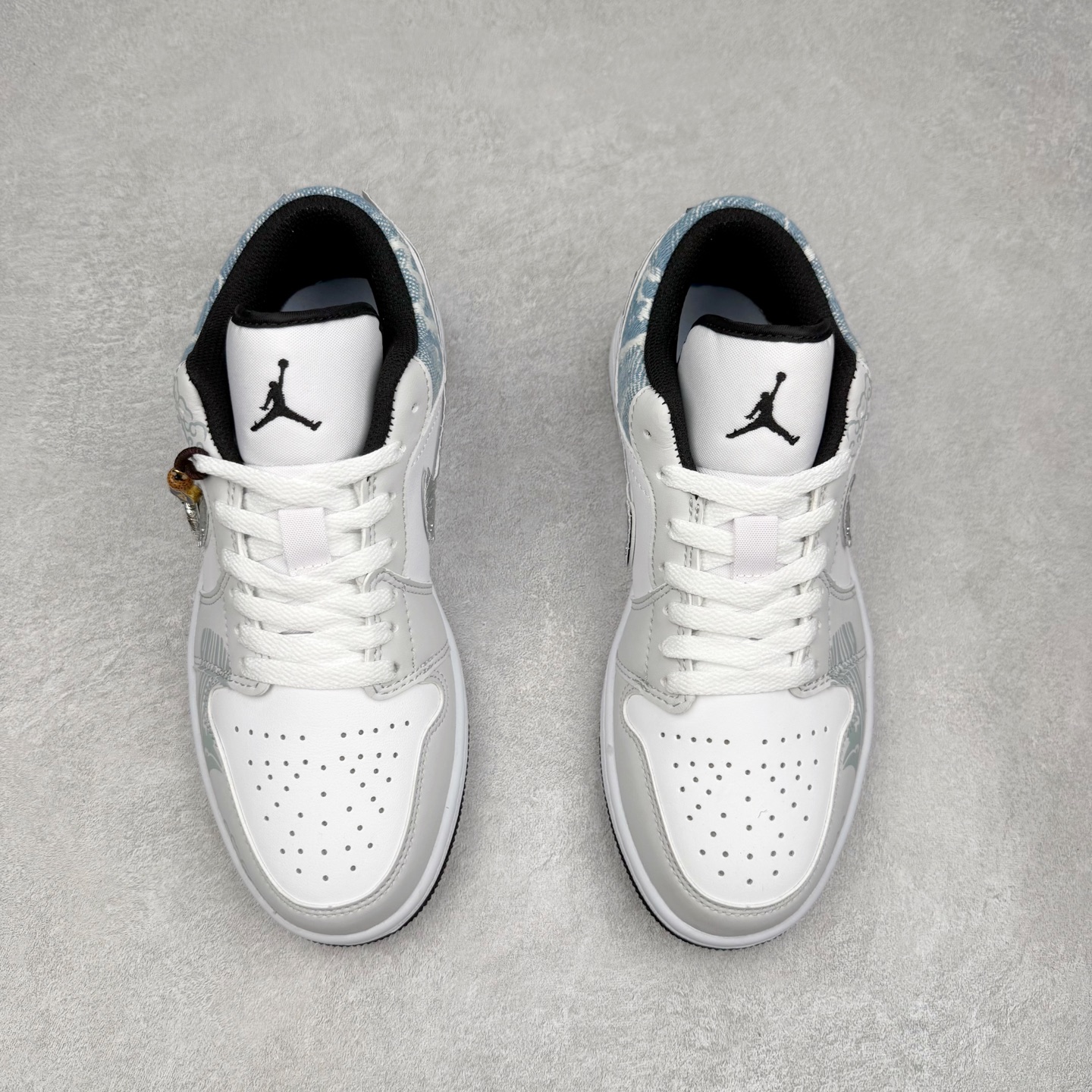 图片[2]-＃K版 Air Jordan AJ1 Low 低帮 553558-132 全新流水线出品 DT版本唯一平替选择 市场第二梯队最强版 全部原鞋开发 原楦原纸板开发 全鞋电脑针车 原厂内置全掌气垫 原盒内在原标 唯一Zp原版鞋带绑法 免检产品 全新2022版型 全头层皮料 完美零毛边处理 原厂配置全掌气垫 价格定位良心 几十个配色陆续出货 实拍调校N版已经零色差零失真 百分百还原实物色彩所见即所得 不存在货不对板色差等低级问题 选购参考实物拍摄 不混卖不参货 只用心做好货严格选品 承诺混一赔十 尺码：36 36.5 37.5 38 38.5 39 40 40.5 41 42 42.5 43 44 44.5 45-选品中心