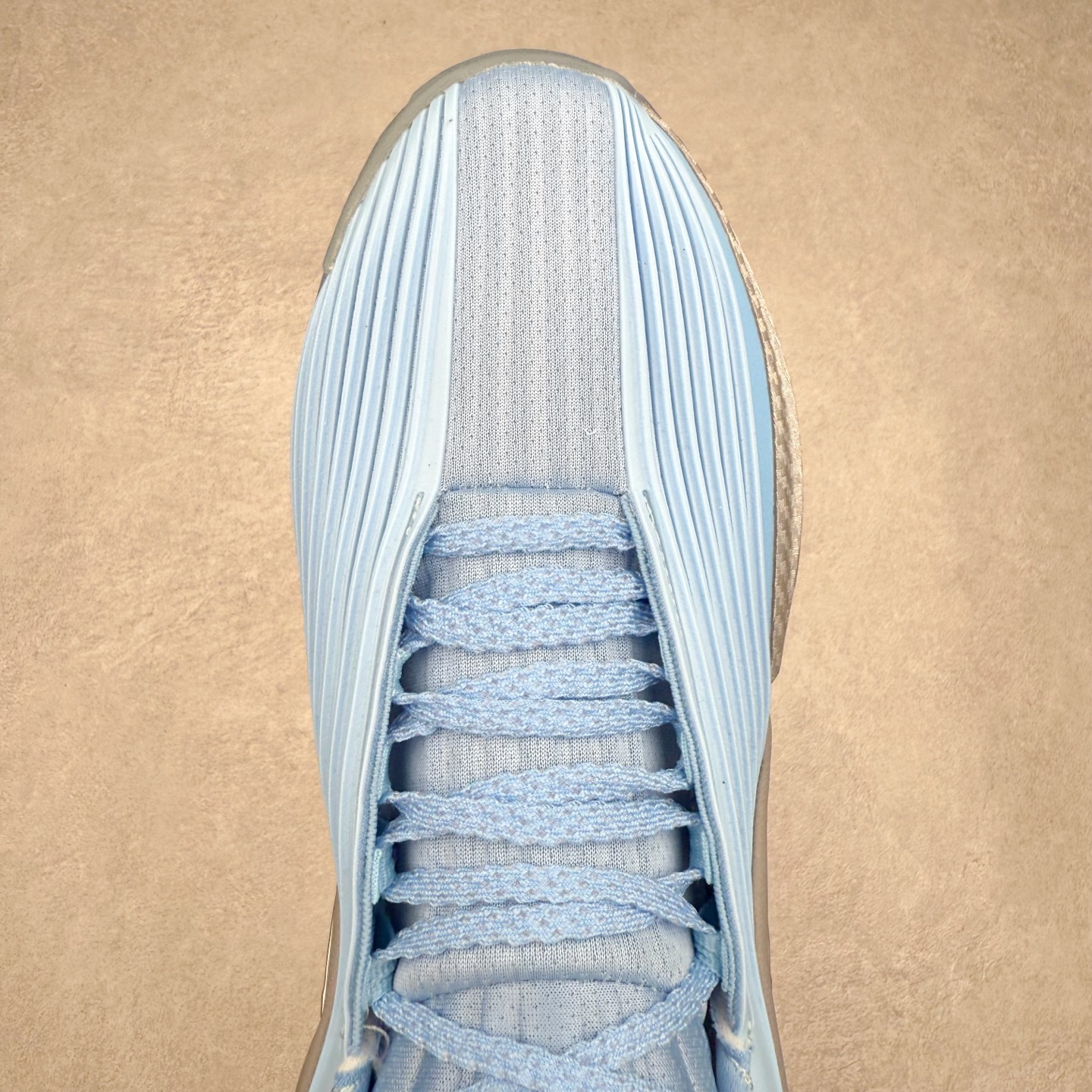 图片[4]-NK G.T. Cut 3.0 EP GT3代实战篮球鞋 该鞋款采用出众回弹设计 为切入、转向和移步篮筐提供出色的能量回馈 回弹性能带来弹力充沛的迈步体验 助你爆发疾速 全掌型 ZoomX 泡绵 缔造弹力出众的轻盈迈步体验 助你在比赛升温时能够急速快攻 驰骋全场 鞋面绳线与鞋带相结合 有助稳固前足 后跟搭配加垫鞋口 为脚踝营造舒适稳固感受 全掌型 ZoomX 泡绵 能够带来出众的能量回馈 前足外侧采用精巧塑料覆面 在瞬间爆发时提供稳固脚感 尺码：39 40 40.5 41 42 42.5 43 44 44.5 45 46-选品中心