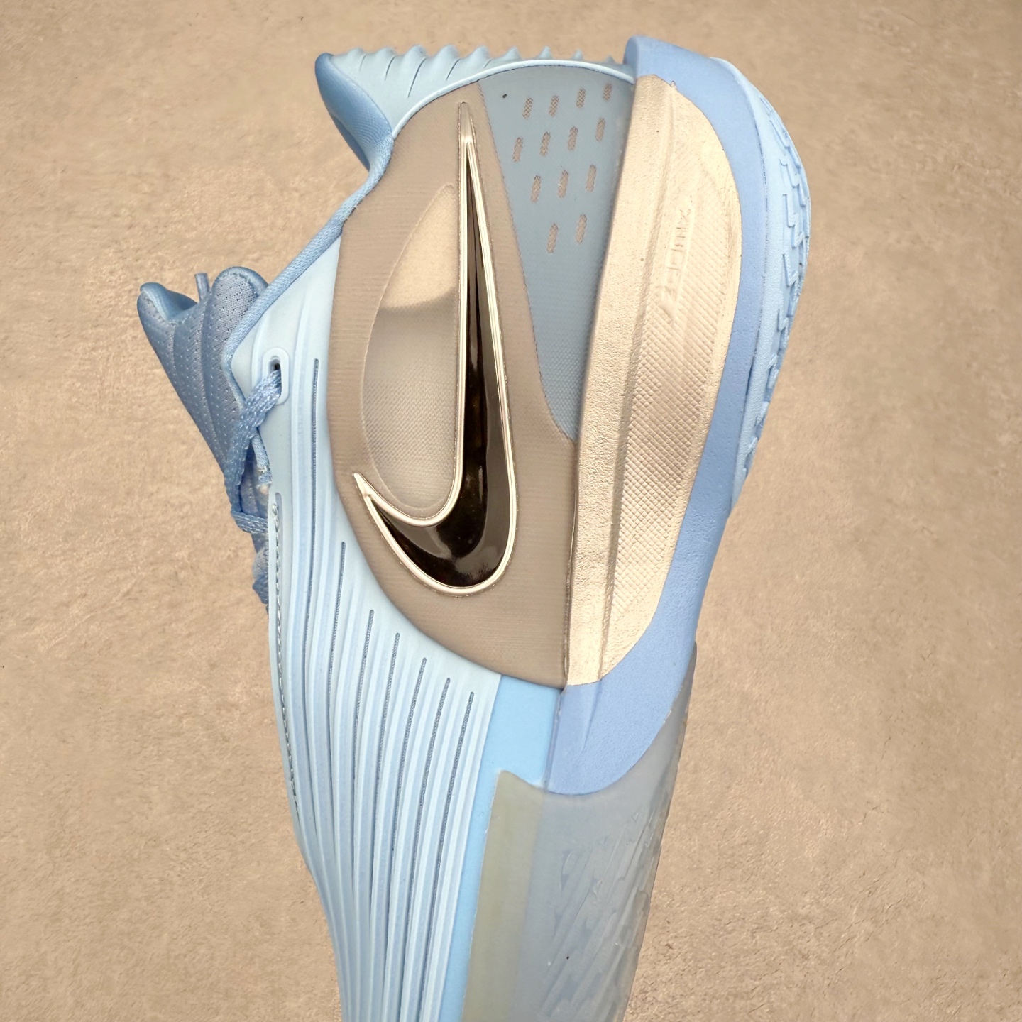 图片[7]-NK G.T. Cut 3.0 EP GT3代实战篮球鞋 该鞋款采用出众回弹设计 为切入、转向和移步篮筐提供出色的能量回馈 回弹性能带来弹力充沛的迈步体验 助你爆发疾速 全掌型 ZoomX 泡绵 缔造弹力出众的轻盈迈步体验 助你在比赛升温时能够急速快攻 驰骋全场 鞋面绳线与鞋带相结合 有助稳固前足 后跟搭配加垫鞋口 为脚踝营造舒适稳固感受 全掌型 ZoomX 泡绵 能够带来出众的能量回馈 前足外侧采用精巧塑料覆面 在瞬间爆发时提供稳固脚感 尺码：39 40 40.5 41 42 42.5 43 44 44.5 45 46-选品中心