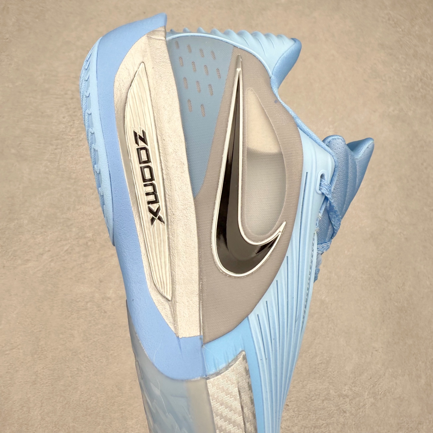 图片[6]-NK G.T. Cut 3.0 EP GT3代实战篮球鞋 该鞋款采用出众回弹设计 为切入、转向和移步篮筐提供出色的能量回馈 回弹性能带来弹力充沛的迈步体验 助你爆发疾速 全掌型 ZoomX 泡绵 缔造弹力出众的轻盈迈步体验 助你在比赛升温时能够急速快攻 驰骋全场 鞋面绳线与鞋带相结合 有助稳固前足 后跟搭配加垫鞋口 为脚踝营造舒适稳固感受 全掌型 ZoomX 泡绵 能够带来出众的能量回馈 前足外侧采用精巧塑料覆面 在瞬间爆发时提供稳固脚感 尺码：39 40 40.5 41 42 42.5 43 44 44.5 45 46-选品中心