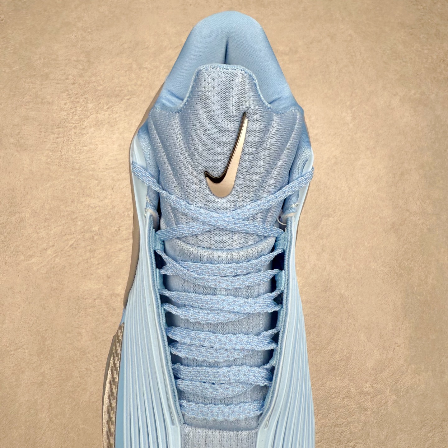 图片[5]-NK G.T. Cut 3.0 EP GT3代实战篮球鞋 该鞋款采用出众回弹设计 为切入、转向和移步篮筐提供出色的能量回馈 回弹性能带来弹力充沛的迈步体验 助你爆发疾速 全掌型 ZoomX 泡绵 缔造弹力出众的轻盈迈步体验 助你在比赛升温时能够急速快攻 驰骋全场 鞋面绳线与鞋带相结合 有助稳固前足 后跟搭配加垫鞋口 为脚踝营造舒适稳固感受 全掌型 ZoomX 泡绵 能够带来出众的能量回馈 前足外侧采用精巧塑料覆面 在瞬间爆发时提供稳固脚感 尺码：39 40 40.5 41 42 42.5 43 44 44.5 45 46-选品中心