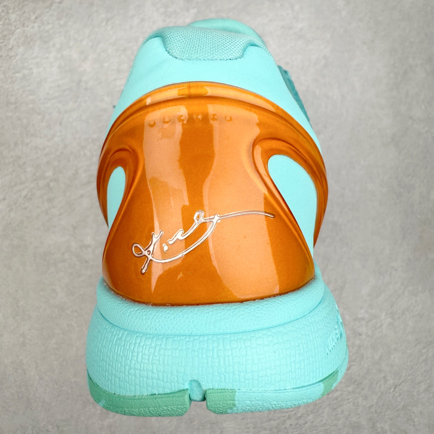 图片[8]-NK Zoom Kobe 6 科比六代 429659-016 采用了复合式的鞋面 内层为透气网面 中层加载Fly wire科技 而外层则用聚氨酯岛状结构塑造出非常逼真的蛇麟纹路 多层的鞋面结构带来了更好的透气性和更有针对性的保护 加入了双层记忆海绵鞋垫 可根据球员脚形自动调节以提高合脚度 使脚感更加柔软舒适 赋予球员非一般的球场舒适感受 尺码：40 40.5 41 42 42.5 43 44 44.5 45 46-选品中心