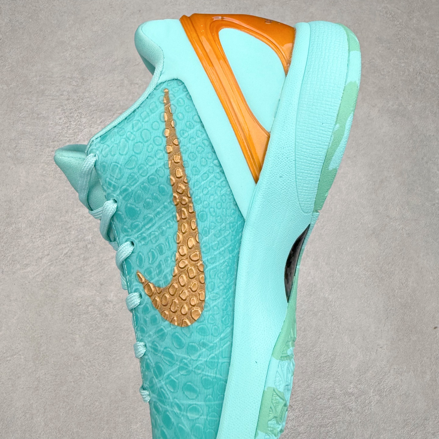 图片[7]-NK Zoom Kobe 6 科比六代 429659-016 采用了复合式的鞋面 内层为透气网面 中层加载Fly wire科技 而外层则用聚氨酯岛状结构塑造出非常逼真的蛇麟纹路 多层的鞋面结构带来了更好的透气性和更有针对性的保护 加入了双层记忆海绵鞋垫 可根据球员脚形自动调节以提高合脚度 使脚感更加柔软舒适 赋予球员非一般的球场舒适感受 尺码：40 40.5 41 42 42.5 43 44 44.5 45 46-选品中心