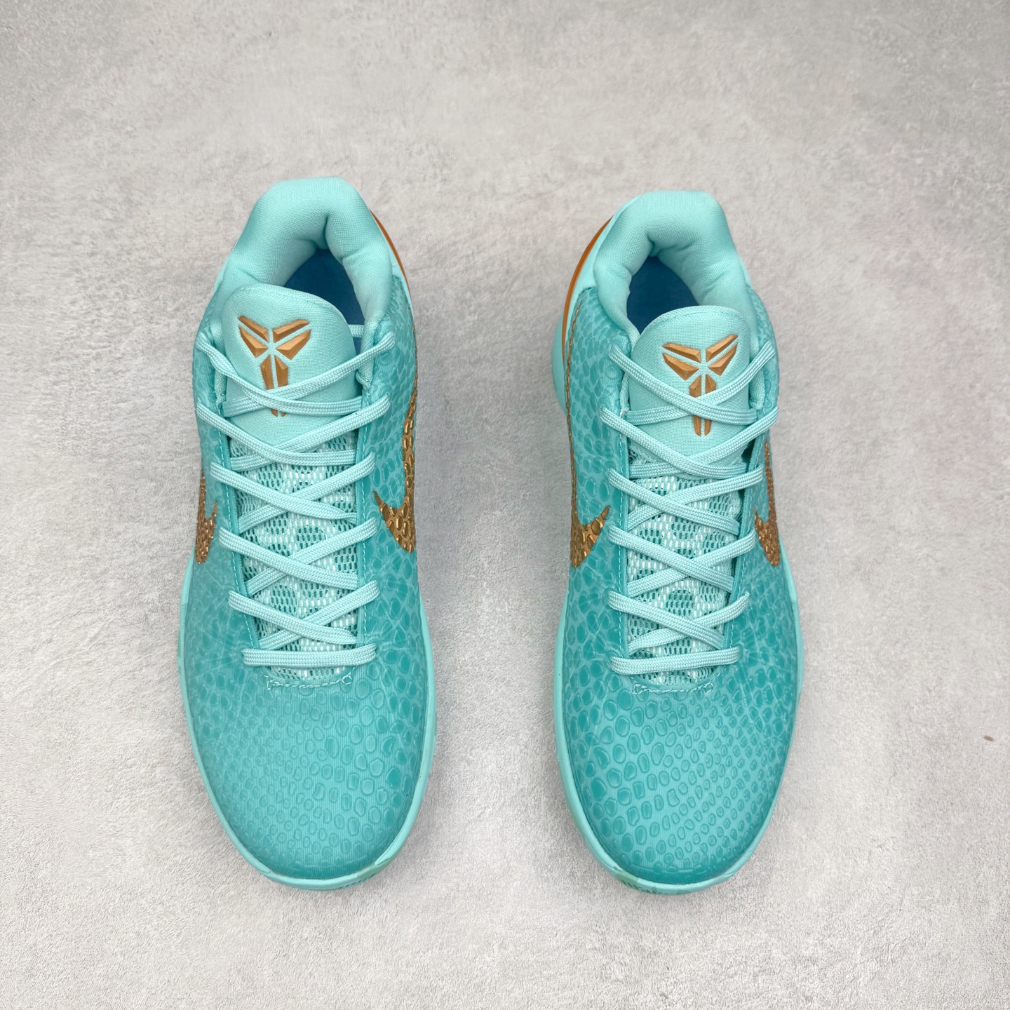 图片[2]-NK Zoom Kobe 6 科比六代 429659-016 采用了复合式的鞋面 内层为透气网面 中层加载Fly wire科技 而外层则用聚氨酯岛状结构塑造出非常逼真的蛇麟纹路 多层的鞋面结构带来了更好的透气性和更有针对性的保护 加入了双层记忆海绵鞋垫 可根据球员脚形自动调节以提高合脚度 使脚感更加柔软舒适 赋予球员非一般的球场舒适感受 尺码：40 40.5 41 42 42.5 43 44 44.5 45 46-选品中心