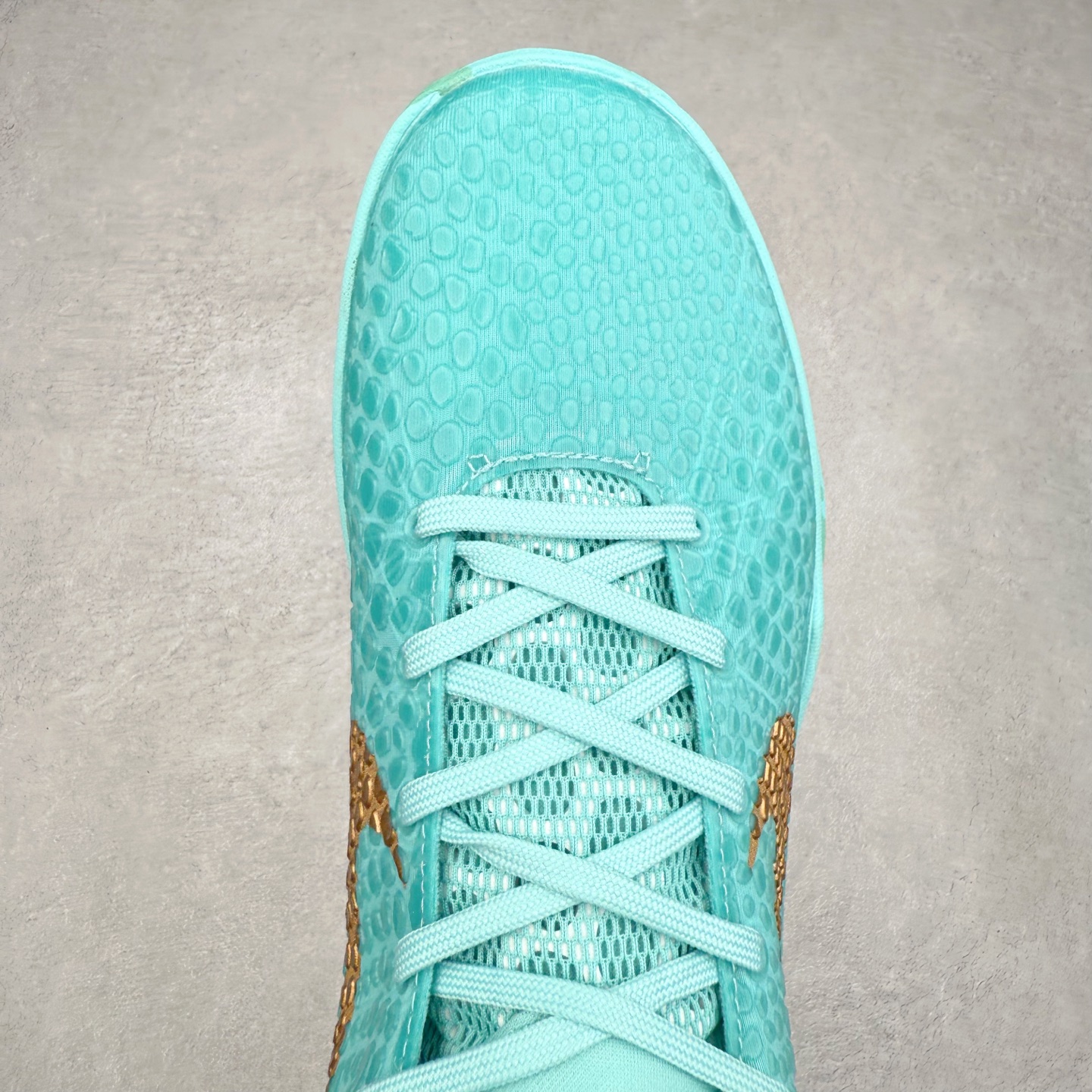 图片[4]-NK Zoom Kobe 6 科比六代 429659-016 采用了复合式的鞋面 内层为透气网面 中层加载Fly wire科技 而外层则用聚氨酯岛状结构塑造出非常逼真的蛇麟纹路 多层的鞋面结构带来了更好的透气性和更有针对性的保护 加入了双层记忆海绵鞋垫 可根据球员脚形自动调节以提高合脚度 使脚感更加柔软舒适 赋予球员非一般的球场舒适感受 尺码：40 40.5 41 42 42.5 43 44 44.5 45 46-选品中心