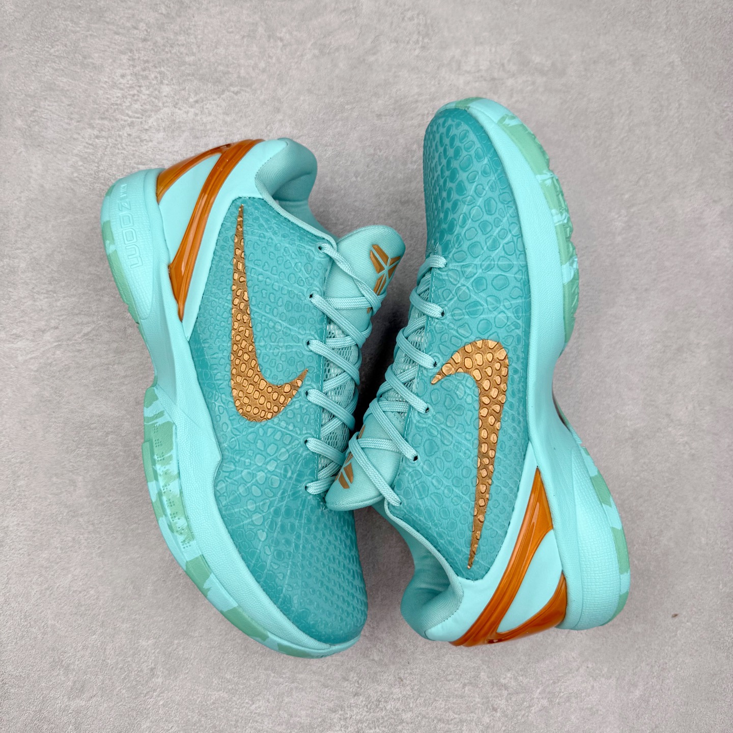 图片[3]-NK Zoom Kobe 6 科比六代 429659-016 采用了复合式的鞋面 内层为透气网面 中层加载Fly wire科技 而外层则用聚氨酯岛状结构塑造出非常逼真的蛇麟纹路 多层的鞋面结构带来了更好的透气性和更有针对性的保护 加入了双层记忆海绵鞋垫 可根据球员脚形自动调节以提高合脚度 使脚感更加柔软舒适 赋予球员非一般的球场舒适感受 尺码：40 40.5 41 42 42.5 43 44 44.5 45 46-选品中心