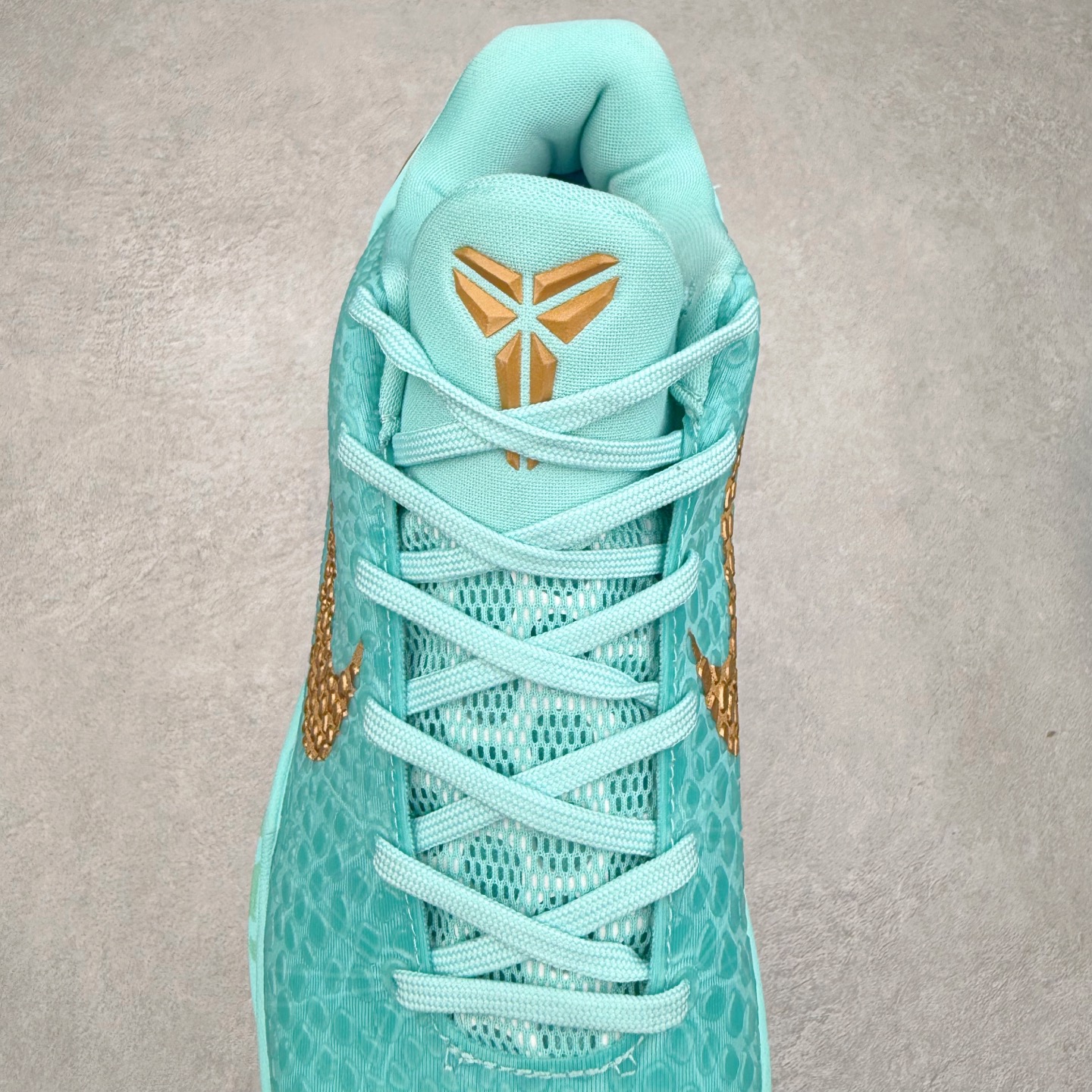 图片[5]-NK Zoom Kobe 6 科比六代 429659-016 采用了复合式的鞋面 内层为透气网面 中层加载Fly wire科技 而外层则用聚氨酯岛状结构塑造出非常逼真的蛇麟纹路 多层的鞋面结构带来了更好的透气性和更有针对性的保护 加入了双层记忆海绵鞋垫 可根据球员脚形自动调节以提高合脚度 使脚感更加柔软舒适 赋予球员非一般的球场舒适感受 尺码：40 40.5 41 42 42.5 43 44 44.5 45 46-选品中心