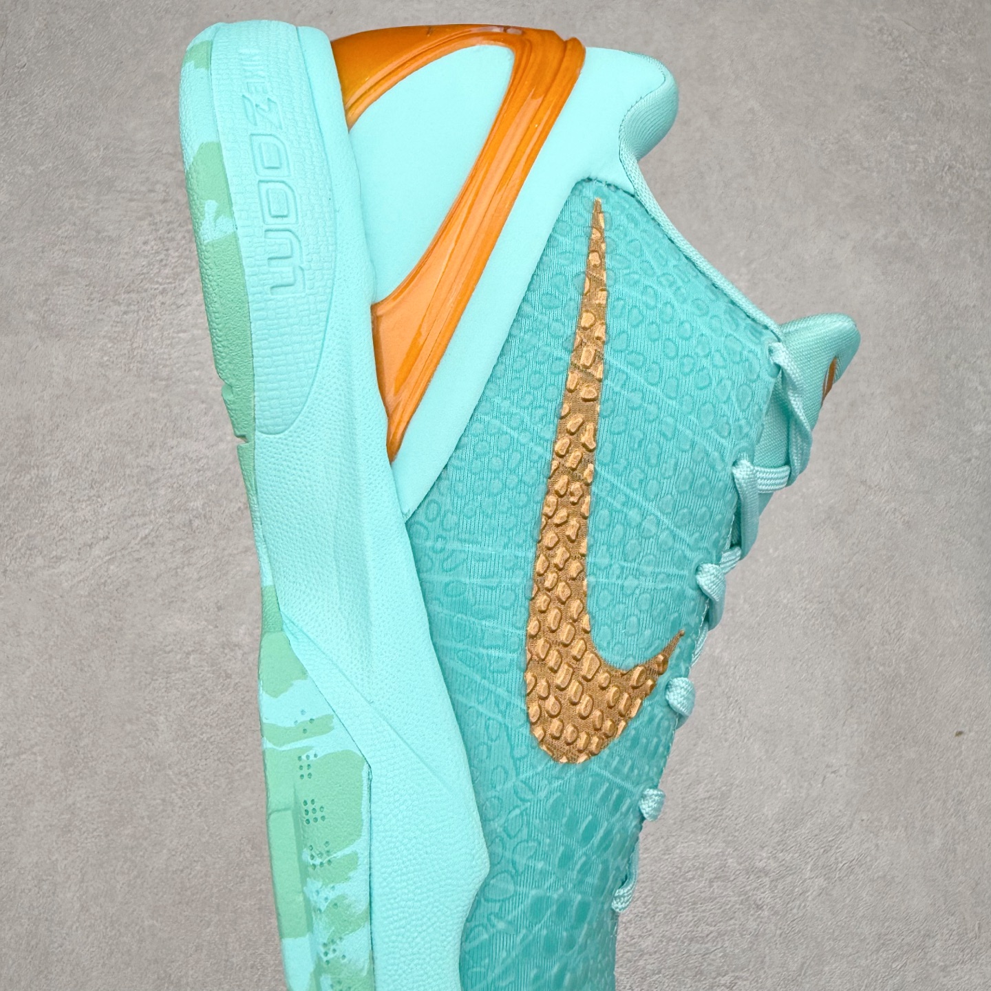 图片[6]-NK Zoom Kobe 6 科比六代 429659-016 采用了复合式的鞋面 内层为透气网面 中层加载Fly wire科技 而外层则用聚氨酯岛状结构塑造出非常逼真的蛇麟纹路 多层的鞋面结构带来了更好的透气性和更有针对性的保护 加入了双层记忆海绵鞋垫 可根据球员脚形自动调节以提高合脚度 使脚感更加柔软舒适 赋予球员非一般的球场舒适感受 尺码：40 40.5 41 42 42.5 43 44 44.5 45 46-选品中心