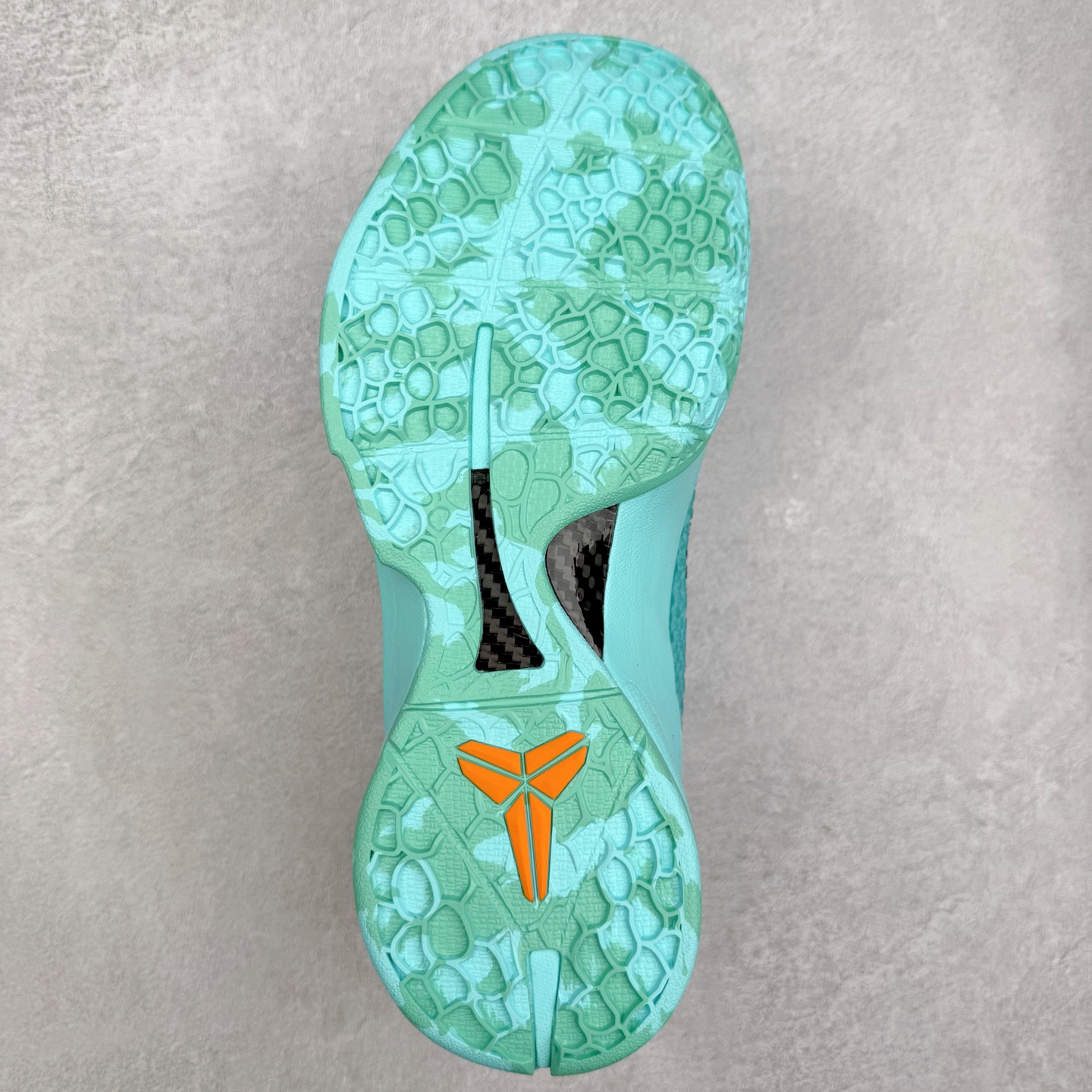 图片[9]-NK Zoom Kobe 6 科比六代 429659-016 采用了复合式的鞋面 内层为透气网面 中层加载Fly wire科技 而外层则用聚氨酯岛状结构塑造出非常逼真的蛇麟纹路 多层的鞋面结构带来了更好的透气性和更有针对性的保护 加入了双层记忆海绵鞋垫 可根据球员脚形自动调节以提高合脚度 使脚感更加柔软舒适 赋予球员非一般的球场舒适感受 尺码：40 40.5 41 42 42.5 43 44 44.5 45 46-选品中心