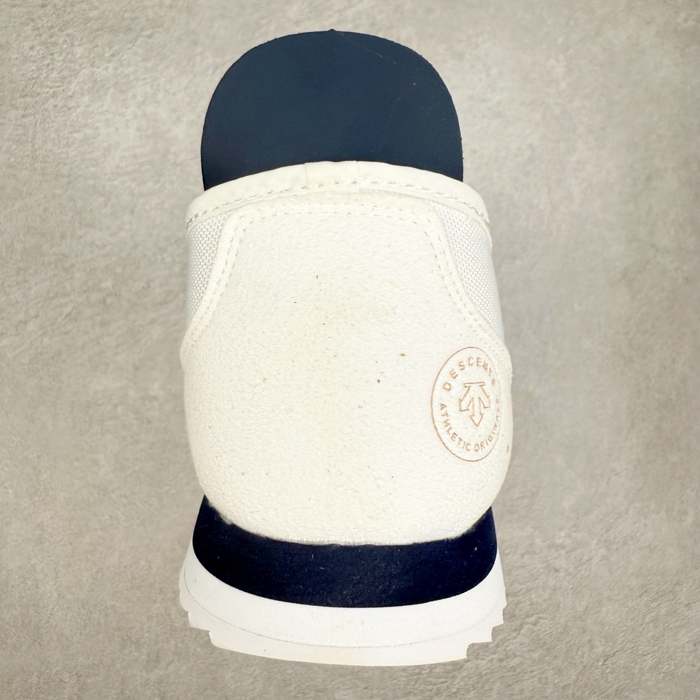 图片[8]-DESCENTE Sport Style Chron Racer迪桑特舒适百搭防滑耐磨低帮生活休闲鞋 是一款集复古与现代于一体的低帮跑步鞋 简洁的牛皮鞋面不仅彰显出时尚的质感 还适用于多种场合的穿搭 这款鞋子的透气性能极佳 轻质弹性鞋底则提供了良好的舒适度和耐磨性 使你在行走或跑步时都能感受到脚底的柔软与支撑 尺码：36 36.5 37.5 38 38.5 39 40 40.5 41 42 42.5 43 44 44.5 45-选品中心