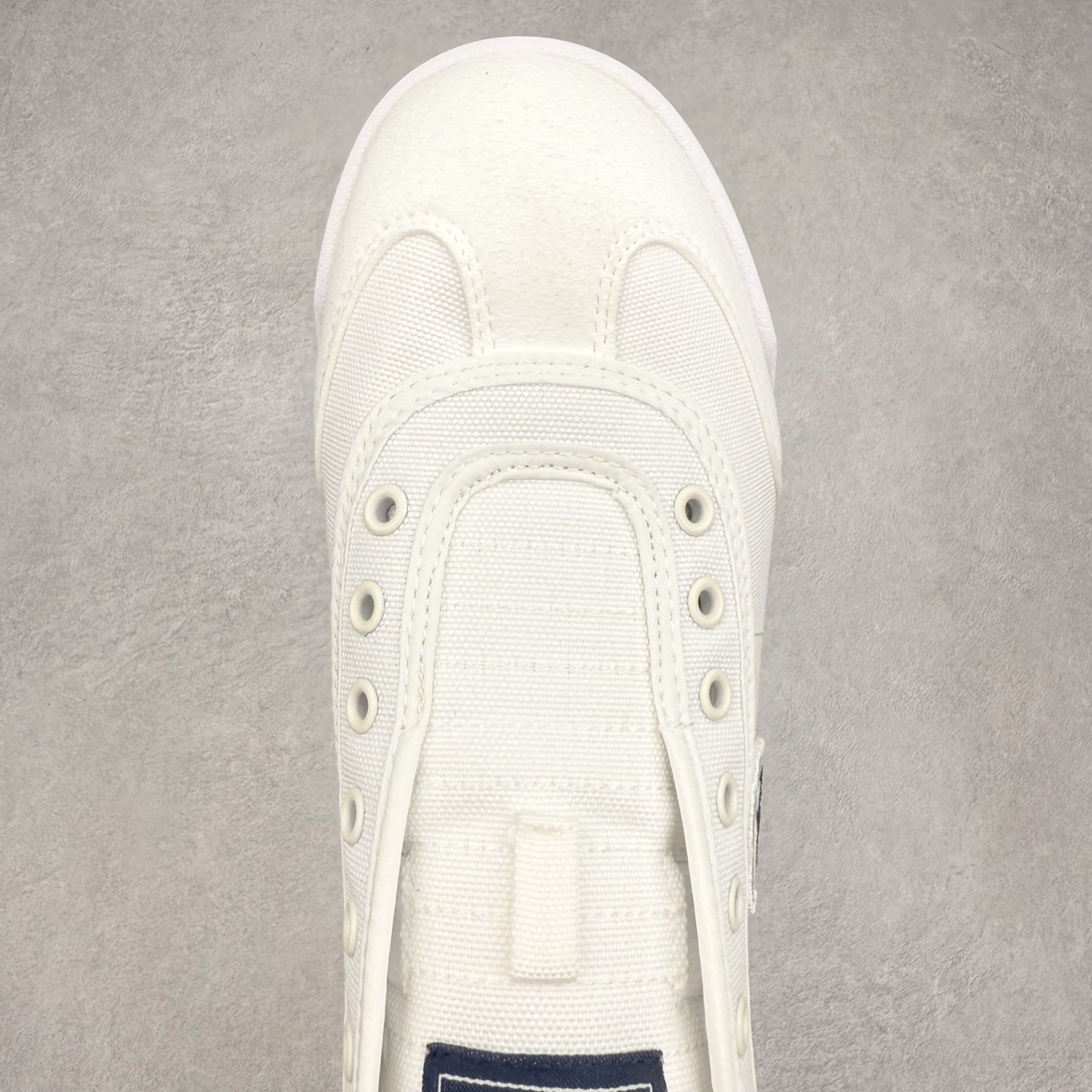 图片[4]-DESCENTE Sport Style Chron Racer迪桑特舒适百搭防滑耐磨低帮生活休闲鞋 是一款集复古与现代于一体的低帮跑步鞋 简洁的牛皮鞋面不仅彰显出时尚的质感 还适用于多种场合的穿搭 这款鞋子的透气性能极佳 轻质弹性鞋底则提供了良好的舒适度和耐磨性 使你在行走或跑步时都能感受到脚底的柔软与支撑 尺码：36 36.5 37.5 38 38.5 39 40 40.5 41 42 42.5 43 44 44.5 45-选品中心