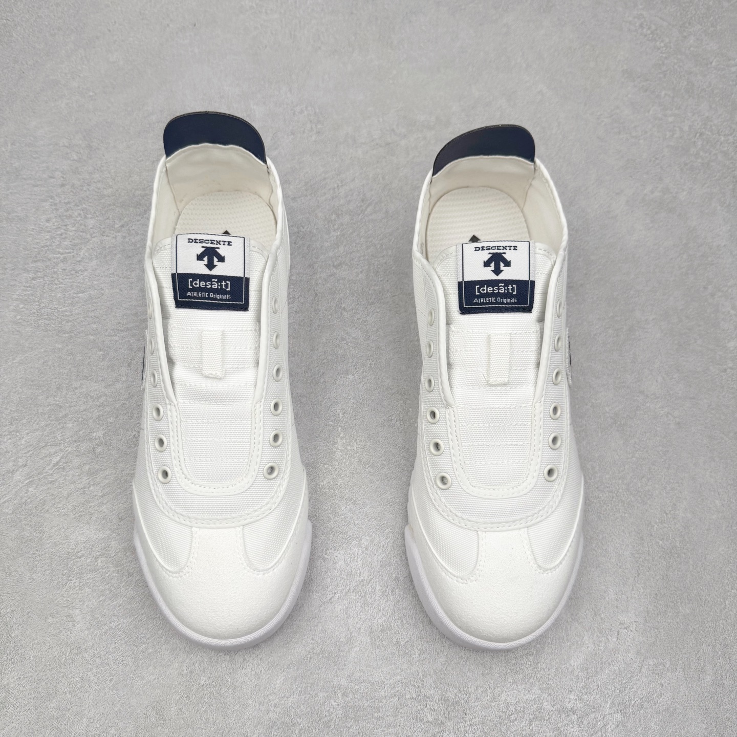 图片[2]-DESCENTE Sport Style Chron Racer迪桑特舒适百搭防滑耐磨低帮生活休闲鞋 是一款集复古与现代于一体的低帮跑步鞋 简洁的牛皮鞋面不仅彰显出时尚的质感 还适用于多种场合的穿搭 这款鞋子的透气性能极佳 轻质弹性鞋底则提供了良好的舒适度和耐磨性 使你在行走或跑步时都能感受到脚底的柔软与支撑 尺码：36 36.5 37.5 38 38.5 39 40 40.5 41 42 42.5 43 44 44.5 45-选品中心