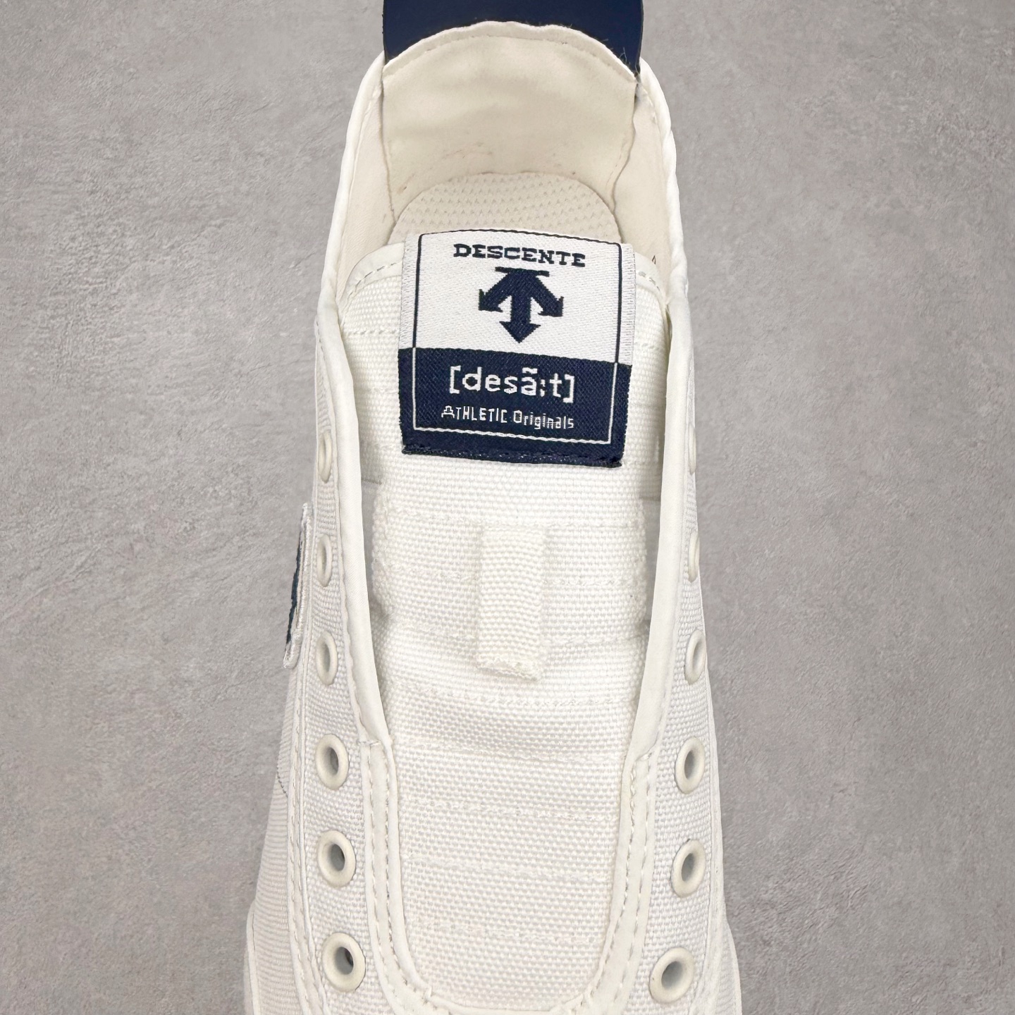 图片[5]-DESCENTE Sport Style Chron Racer迪桑特舒适百搭防滑耐磨低帮生活休闲鞋 是一款集复古与现代于一体的低帮跑步鞋 简洁的牛皮鞋面不仅彰显出时尚的质感 还适用于多种场合的穿搭 这款鞋子的透气性能极佳 轻质弹性鞋底则提供了良好的舒适度和耐磨性 使你在行走或跑步时都能感受到脚底的柔软与支撑 尺码：36 36.5 37.5 38 38.5 39 40 40.5 41 42 42.5 43 44 44.5 45-选品中心