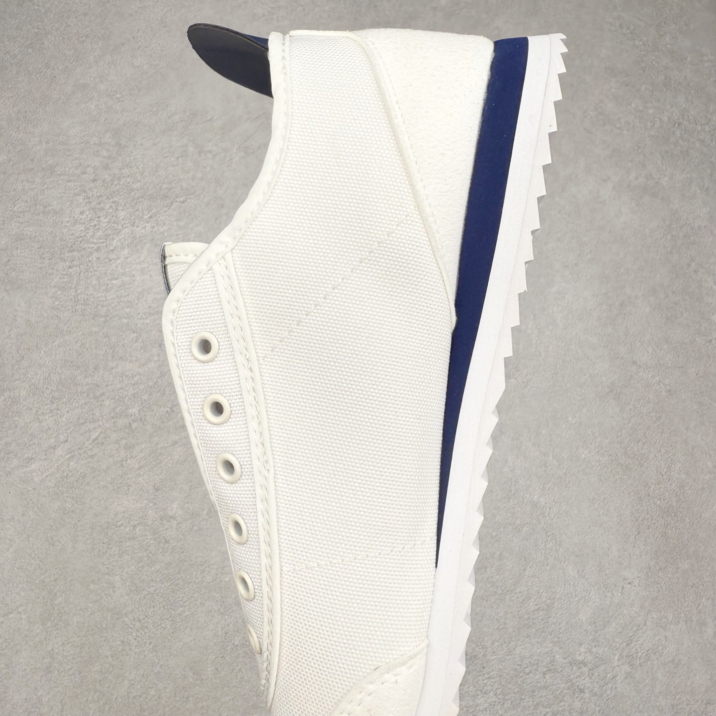 图片[7]-DESCENTE Sport Style Chron Racer迪桑特舒适百搭防滑耐磨低帮生活休闲鞋 是一款集复古与现代于一体的低帮跑步鞋 简洁的牛皮鞋面不仅彰显出时尚的质感 还适用于多种场合的穿搭 这款鞋子的透气性能极佳 轻质弹性鞋底则提供了良好的舒适度和耐磨性 使你在行走或跑步时都能感受到脚底的柔软与支撑 尺码：36 36.5 37.5 38 38.5 39 40 40.5 41 42 42.5 43 44 44.5 45-选品中心